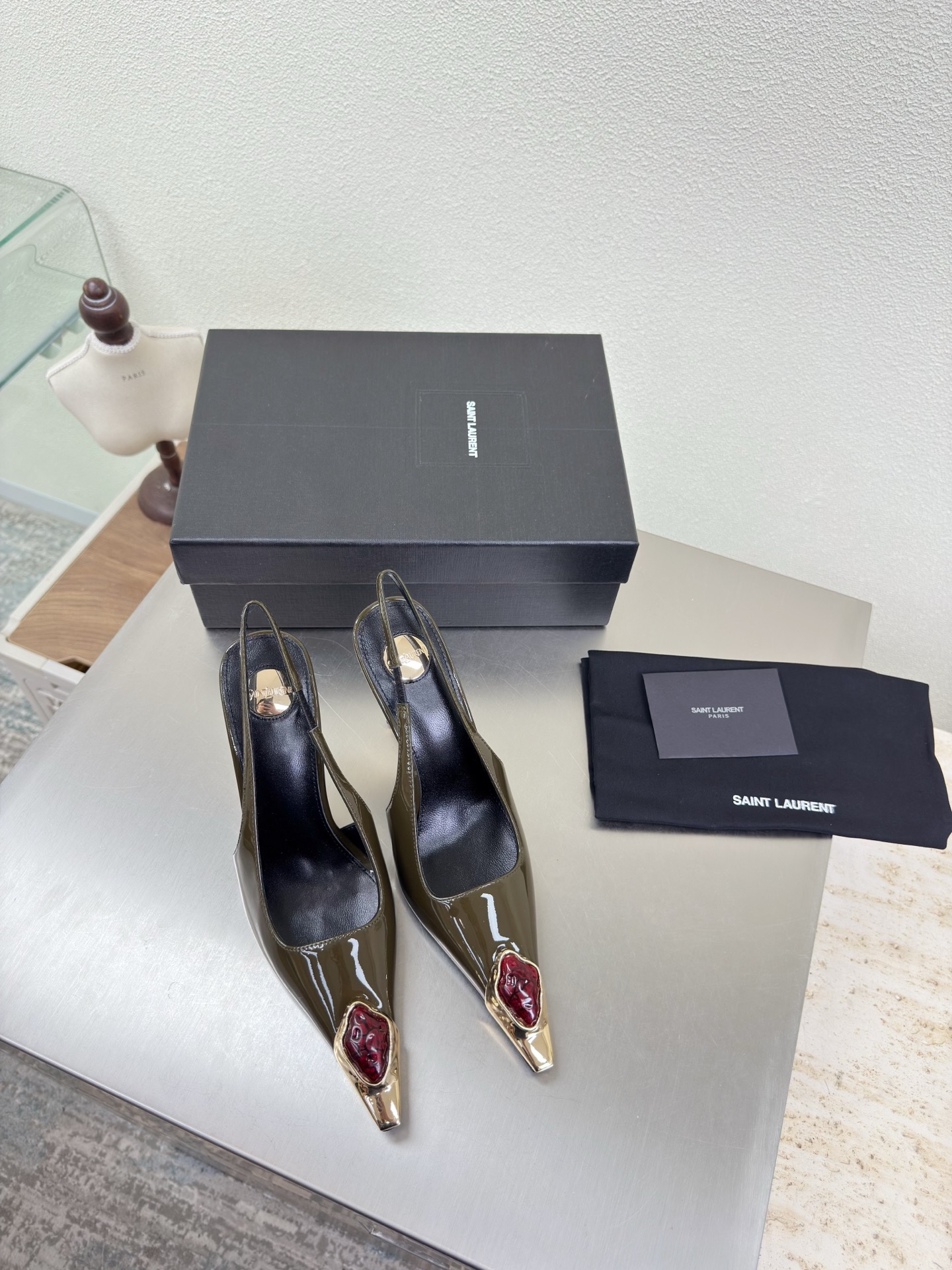 NO:651742,YSL Gemstone Series Hollow High Heels 10.5 cm Heel Height Yvette Saint Laurent Saint Laurent Logo Exquisite High Heels Olive Green Calf Patent Leather Matching Red Gemstones Yang Shulin who understands women’s hearts best Beautiful shoes with no dead ends Support the aura and noble temperament Imported sheepskin lining Fits the feet Comfortable Italian imported genuine leather outsole Size 35 36 37 38 39 40 41 (40 41  Order) with counter packaging, high heels and sandals, saint laurent, saint laurent, saint laurent, sandals, high heels, sheepskin, Leather soles19860909YSL 宝石系列 后空高跟鞋 10.5 cm 跟高 Yvette Saint Laurent圣罗兰logo 精致高跟  橄榄绿色 小牛漆皮 搭配 红色宝石 最懂女人心的杨树林 无死角的美鞋 撑起气场 气质高贵  进口羊皮内里 贴脚 舒适 意大利进口真皮大底  码数35 36 37 38 39 40 41（40 41 订） 配专柜包装,高跟鞋凉鞋,saint laurent,saint laurent,saint laurent,sandals,high heels,sheepskin,Leather soles,Women's Shoes