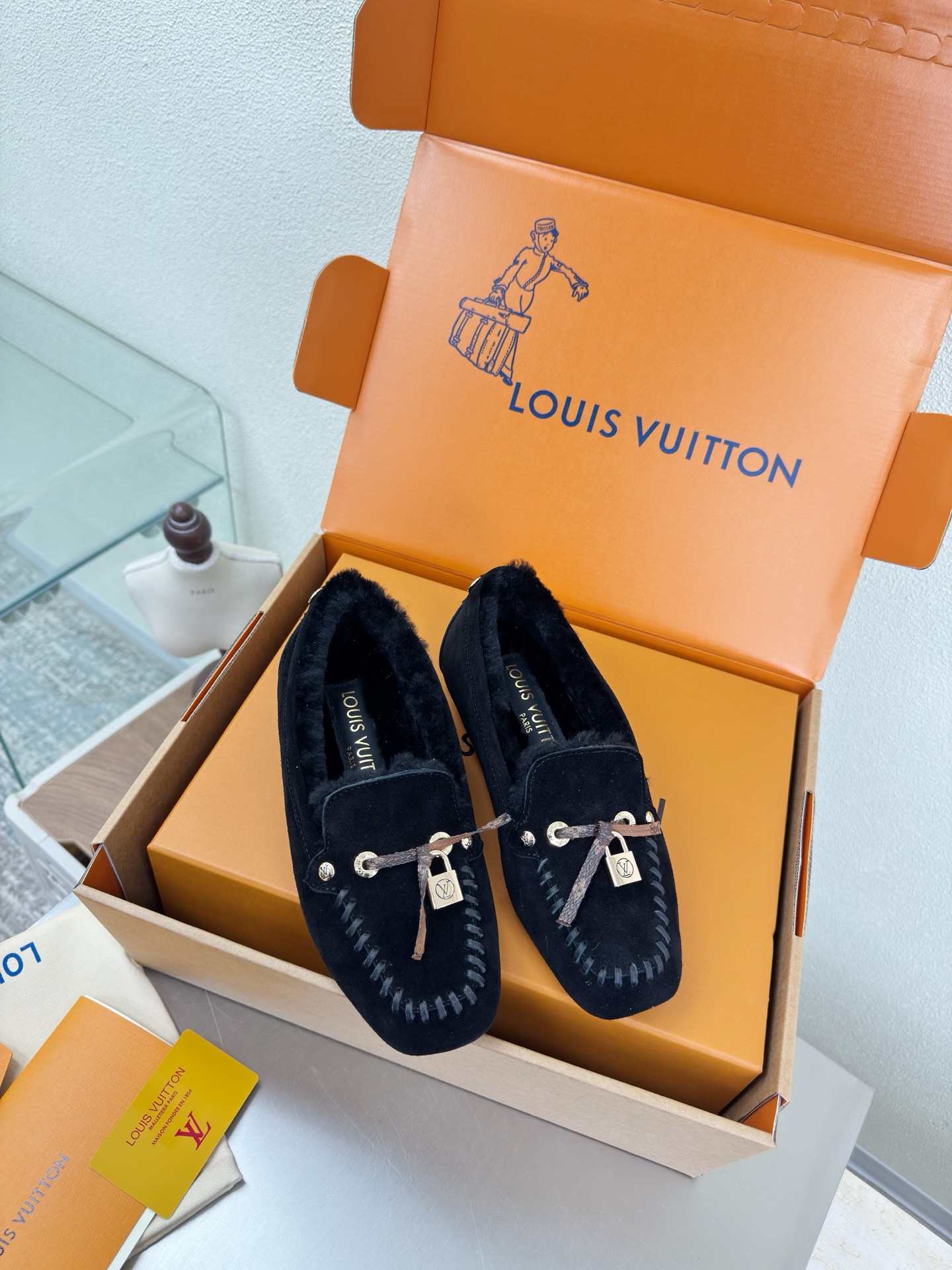 NO:651713,25 wool lining, flat shoes, printed logo, hand-sewn, high mercerized cow suede, imported lamb hair slippers, L donkey super cost-effective packaging, high quality, flawless, 3 colors, black logo LV made, so that LV can still provide creators and young players with surprises and desires. The 3 new colors are once again high-yield, and the actual products have been fully exposed, and are expected to be released in the near future!  Material imported lamb wool, high quality, flawless, original TPU outsole, size 35 36 37 38 39 40 41, loafers, wool shoes, louis vuitton, louis vuitton, loafers, slippers1986090925 羊毛里 平底单鞋 印花logo 手工缝制 高丝光牛反绒皮  进口羊羔毛拖鞋 L驴超高性价比 包装 高品质 无瑕疵 3种配色 黑色 logo LV 打造 使得 LV  仍能为创作者、青年玩家,提供惊艳和渴望. 3 种款新配色再次高产上新,目前实物已经全面曝光,预计将在近期陆续发布！ 材质进口羊羔毛 高品质 无瑕疵 鞋底原版TPU大底 码数 35 36 37 38 39 40 41,乐福鞋毛毛鞋,louis vuitton,louis vuitton,loafers,slippers,Women's Shoes