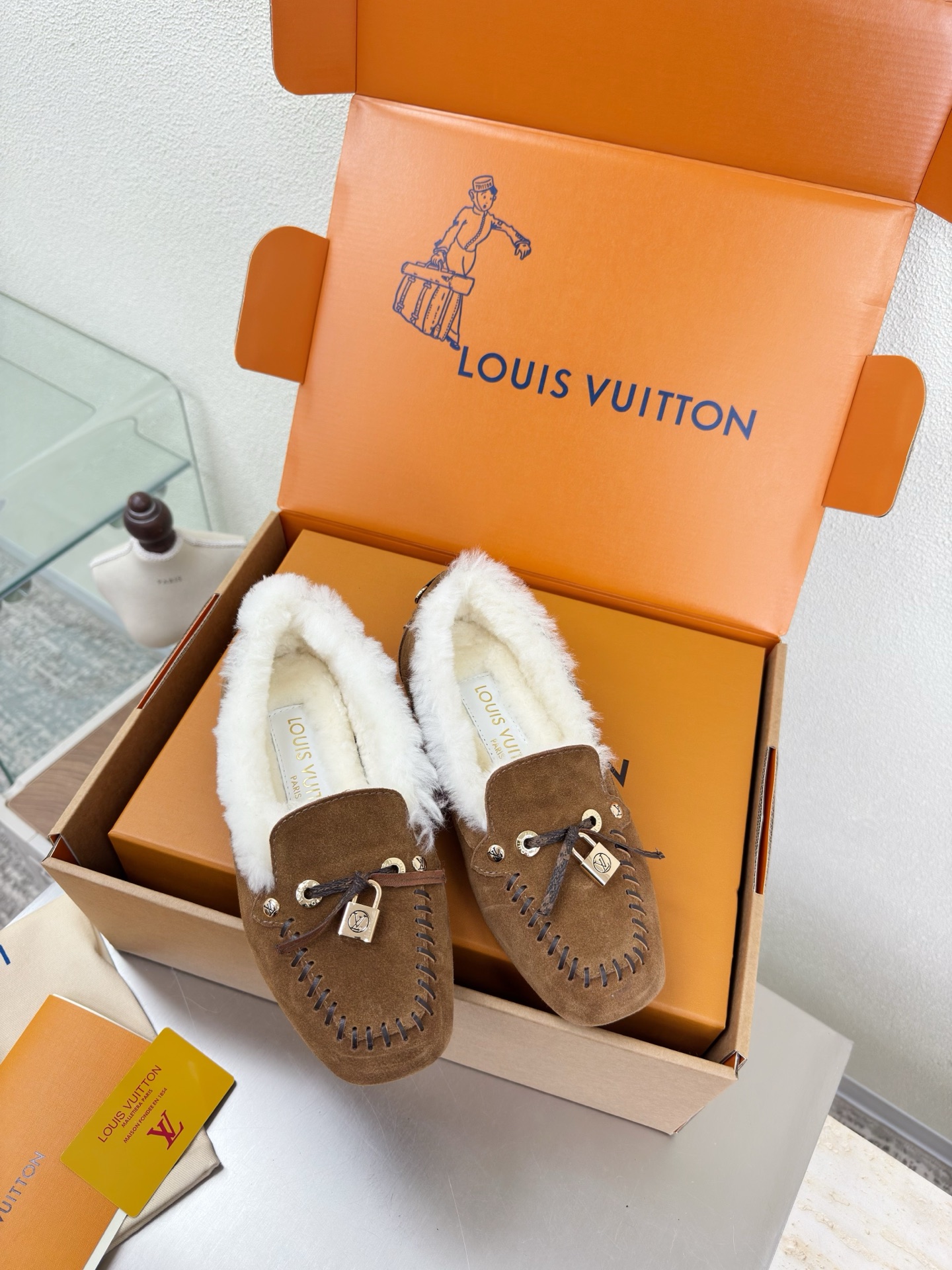 NO:651719,25 wool lining, flat shoes, printed logo, hand-sewn, high mercerized cow suede, imported lamb hair slippers, L donkey super cost-effective packaging, high quality, flawless, 3 colors, brown logo LV made, so that LV can still provide creators and young players with surprises and desires. The 3 new colors are once again high-yield, and the actual products have been fully exposed, and are expected to be released in the near future!  Material imported lamb wool, high quality, flawless, original TPU outsole, size 35 36 37 38 39 40 41, loafers, wool shoes, louis vuitton, louis vuitton, loafers, slippers1986090925 羊毛里 平底单鞋 印花logo 手工缝制 高丝光牛反绒皮  进口羊羔毛拖鞋 L驴超高性价比 包装 高品质 无瑕疵 3种配色 棕色 logo LV 打造 使得 LV  仍能为创作者、青年玩家,提供惊艳和渴望. 3 种款新配色再次高产上新,目前实物已经全面曝光,预计将在近期陆续发布！ 材质进口羊羔毛 高品质 无瑕疵 鞋底原版TPU大底 码数 35 36 37 38 39 40 41,乐福鞋毛毛鞋,louis vuitton,louis vuitton,loafers,slippers,Women's Shoes