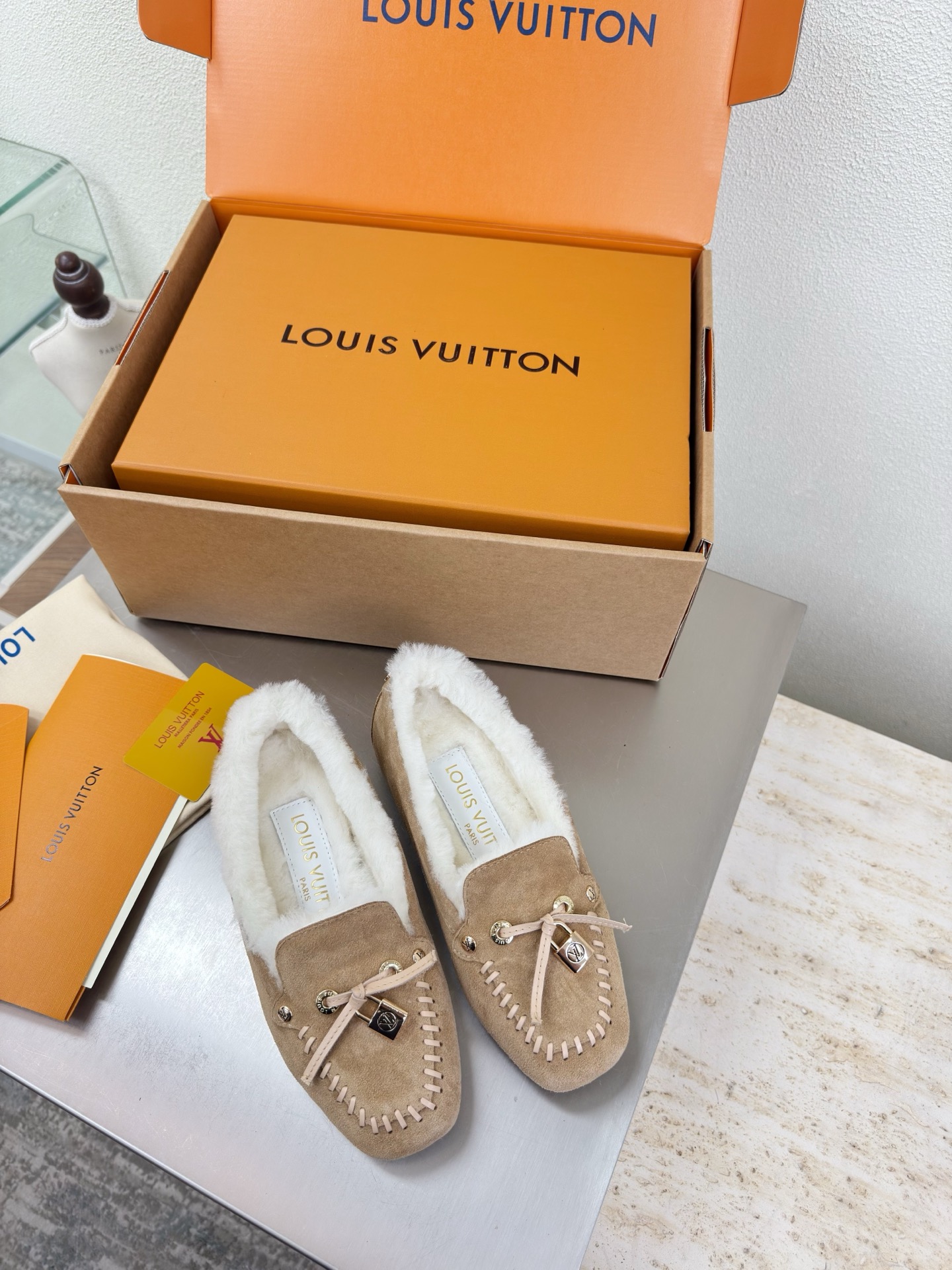 NO:651725,25 wool lining, flat shoes, printed logo, hand-sewn, high mercerized cow suede, imported lamb hair slippers, L donkey super cost-effective packaging, high quality, flawless, 3 colors, apricot logo LV made, so that LV can still provide creators and young players with surprises and desires. 3 new colors are once again high-yield, and the actual products have been fully exposed, and are expected to be released in the near future!  Material imported lamb wool, high quality, flawless, original TPU outsole, size 35 36 37 38 39 40 41, loafers, wool shoes, louis vuitton, louis vuitton, loafers, slippers1986090925 羊毛里 平底单鞋 印花logo 手工缝制 高丝光牛反绒皮  进口羊羔毛拖鞋 L驴超高性价比 包装 高品质 无瑕疵 3种配色 杏色logo LV 打造 使得 LV  仍能为创作者、青年玩家,提供惊艳和渴望. 3 种款新配色再次高产上新,目前实物已经全面曝光,预计将在近期陆续发布！ 材质进口羊羔毛 高品质 无瑕疵 鞋底原版TPU大底 码数 35 36 37 38 39 40 41,乐福鞋毛毛鞋,louis vuitton,louis vuitton,loafers,slippers,Women's Shoes