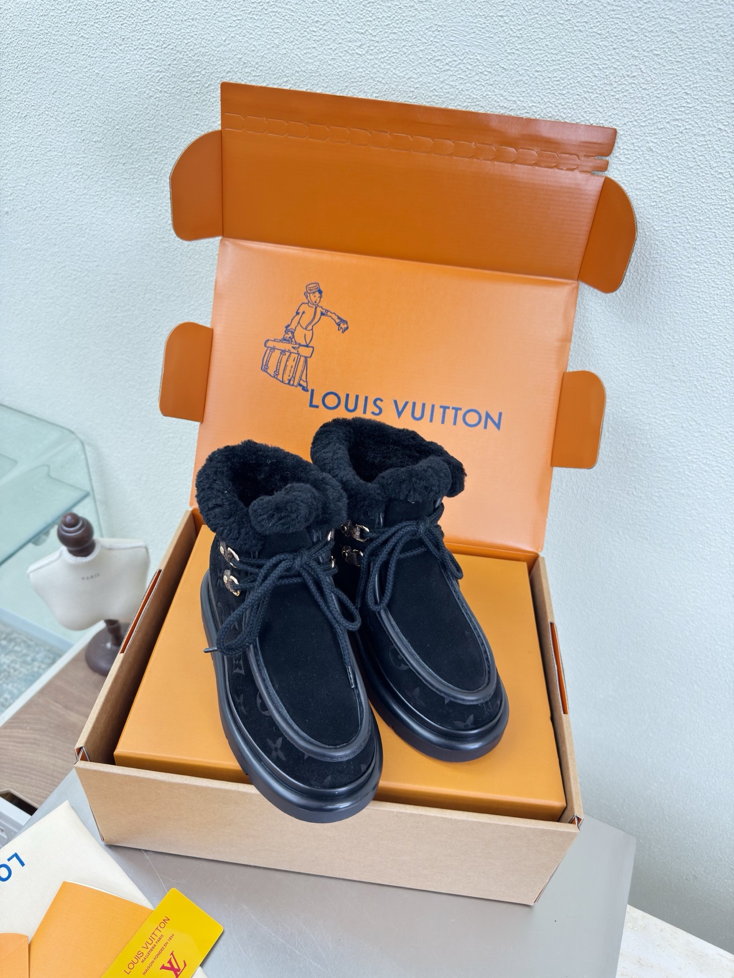 NO:651690,25 wool lining, snow boots, printed logo, strap style, high mercerized suede leather, imported lamb hair slippers, L donkey super cost-effective packaging, high quality, flawless, 3 colors, black logo, made by LV, so that LV can still provide creators and young players with surprises and desires. The 3 new colors are once again high-yield, and the actual products have been fully exposed, and are expected to be released in the near future!  Material imported lamb wool, high quality, flawless, sole original TPU outsole, size 35 36 37 38 39 40 41, snow boots, louis vuitton, louis vuitton, boots, slippers1986090925 羊毛里 雪地靴 印花logo 绑带风格 高丝光牛反绒皮  进口羊羔毛拖鞋 L驴超高性价比 包装 高品质 无瑕疵 3种配色 黑色 logo LV 打造 使得 LV  仍能为创作者、青年玩家,提供惊艳和渴望. 3 种款新配色再次高产上新,目前实物已经全面曝光,预计将在近期陆续发布！ 材质进口羊羔毛 高品质 无瑕疵 鞋底原版TPU大底 码数 35 36 37 38 39 40 41,雪地靴,louis vuitton,louis vuitton,boots,slippers,Women's Shoes