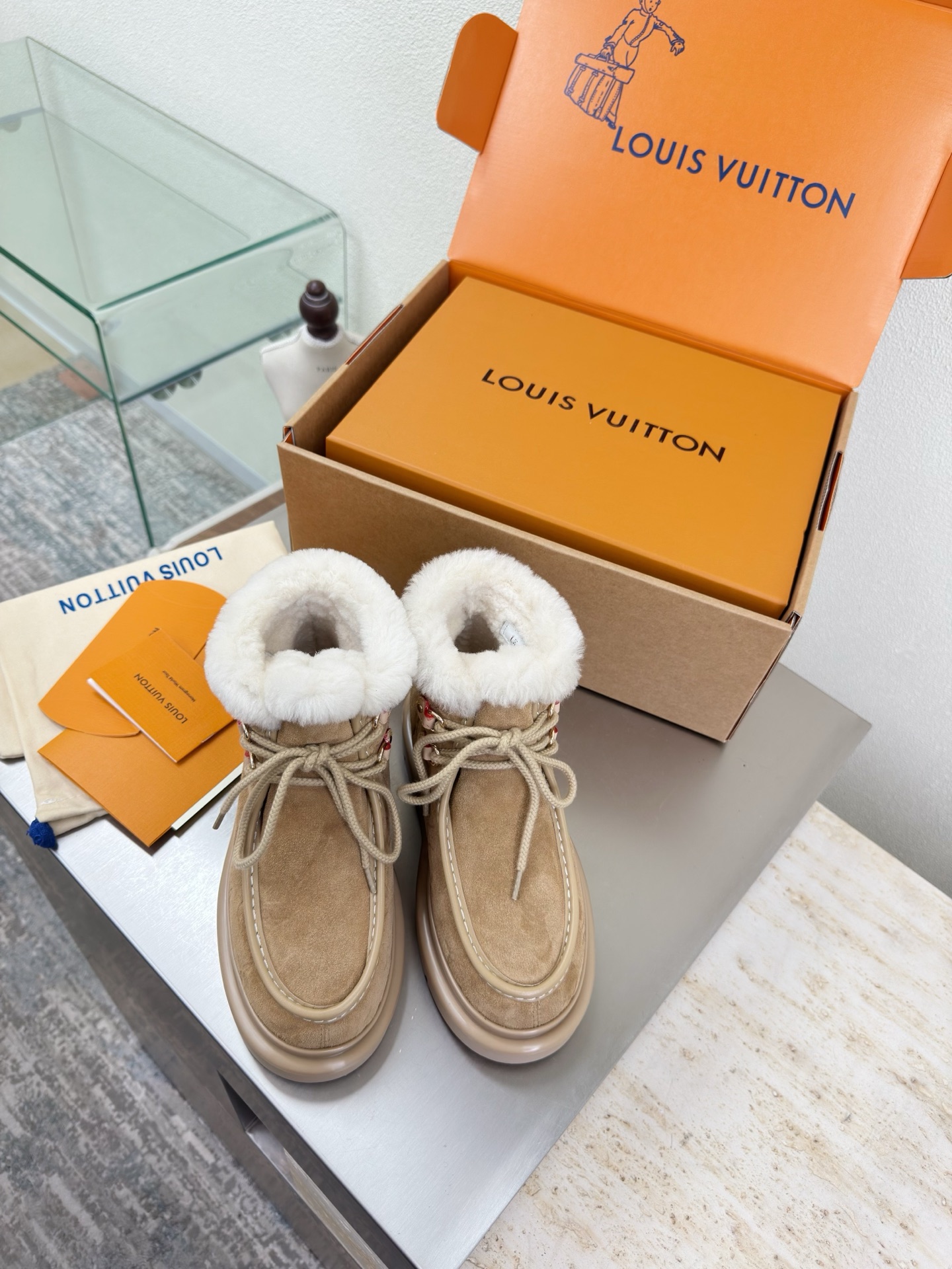 NO:651698,25 wool lining, snow boots, printed logo, strap style, high mercerized suede leather, imported lamb hair slippers, L donkey super cost-effective packaging, high quality, flawless, 3 colors, apricot logo LV made, so that LV can still provide creators and young players with surprises and desires. The 3 new colors are once again high-yield, and the actual products have been fully exposed, and are expected to be released in the near future!  Material imported lamb wool, high quality, flawless, sole original TPU outsole, size 35 36 37 38 39 40 41, snow boots, louis vuitton, louis vuitton, boots, slippers1986090925 羊毛里 雪地靴 印花logo 绑带风格 高丝光牛反绒皮  进口羊羔毛拖鞋 L驴超高性价比 包装 高品质 无瑕疵 3种配色 杏色 logo LV 打造 使得 LV  仍能为创作者、青年玩家,提供惊艳和渴望. 3 种款新配色再次高产上新,目前实物已经全面曝光,预计将在近期陆续发布！ 材质进口羊羔毛 高品质 无瑕疵 鞋底原版TPU大底 码数 35 36 37 38 39 40 41,雪地靴,louis vuitton,louis vuitton,boots,slippers,Women's Shoes