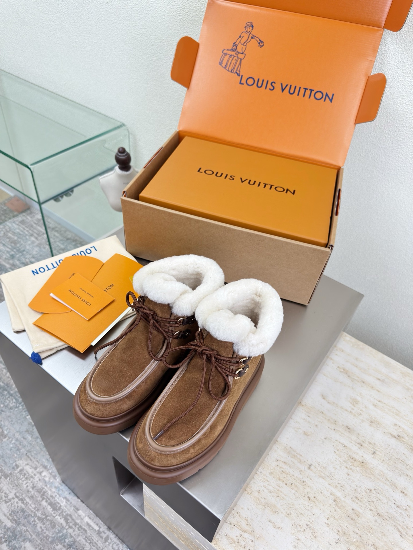 NO:651705,25 wool lining, snow boots, printed logo, strap style, high mercerized suede leather, imported lamb hair slippers, L donkey super cost-effective packaging, high quality, flawless, 3 colors, brown logo LV made, so that LV can still provide creators and young players with surprise and desire. 3 new colors are once again high-yield, and the actual products have been fully exposed, and are expected to be released in the near future!  Material imported lamb wool, high quality, flawless, sole original TPU outsole, size 35 36 37 38 39 40 41, snow boots, louis vuitton, louis vuitton, boots, slippers1986090925 羊毛里 雪地靴 印花logo 绑带风格 高丝光牛反绒皮  进口羊羔毛拖鞋 L驴超高性价比 包装 高品质 无瑕疵 3种配色 棕色 logo LV 打造 使得 LV  仍能为创作者、青年玩家,提供惊艳和渴望. 3 种款新配色再次高产上新,目前实物已经全面曝光,预计将在近期陆续发布！ 材质进口羊羔毛 高品质 无瑕疵 鞋底原版TPU大底 码数 35 36 37 38 39 40 41,雪地靴,louis vuitton,louis vuitton,boots,slippers,Women's Shoes