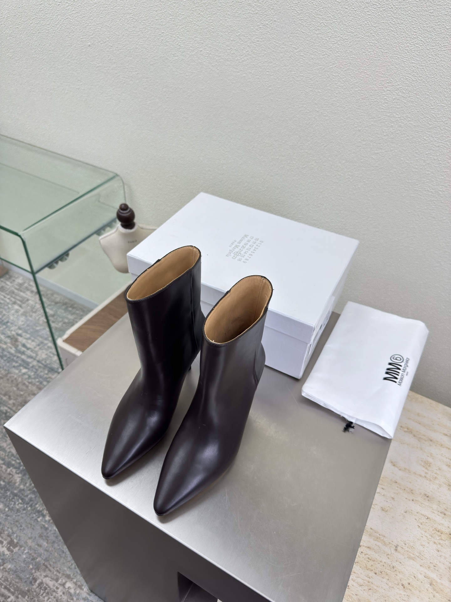 NO:651728,Short boots with pointed toes and one kick. The latest little boots. Brown calfskin lining. Bengal cowhide lining. MaisonMargiela Maison Margiela MM6 is coming!  It smells so good. It has a beautiful and colorful girly feel!   A fashion item not to be missed. Simple yet stylish beauty. Highly popular. A must-have item. Fashionable age-reducing tool. Casual and genuine feeling. Simple and advanced design. Incorporated into MM6’s unique logo. Suitable for daily use. Leisure and vacation. Versatile. Genuinely comfortable. Italian genuine leather outsole. Split design. Original and consistent materials. Standard original order. Please look for our high-end goods. 35 36 37 38 39  40 (40 customized), boots, masion margiela, masion margiela, boots, cowhide, Leather soles19860909短靴尖头一脚蹬 最新小6子 咖啡色小牛皮 内里 孟加拉牛皮里 MaisonMargiela 马吉拉 MM6  火爆来袭！太香了  靓丽多彩少女感扑面而来！  不容错过的时尚单品 简单又有格调的美 跑量扛把子  必入单品 时尚减龄神器 随性率真的感脚 简单高级的设计 融入MM6独有的标志 同时满足日常 休闲渡假 百搭 真心巴适 意大利真皮大底 分体设计  原版一致材料 对标原单 请认准咱家高货 35 36 37 38 39 40（40定制）,靴子,masion margiela,masion margiela,boots,cowhide,Leather soles,Women's Shoes