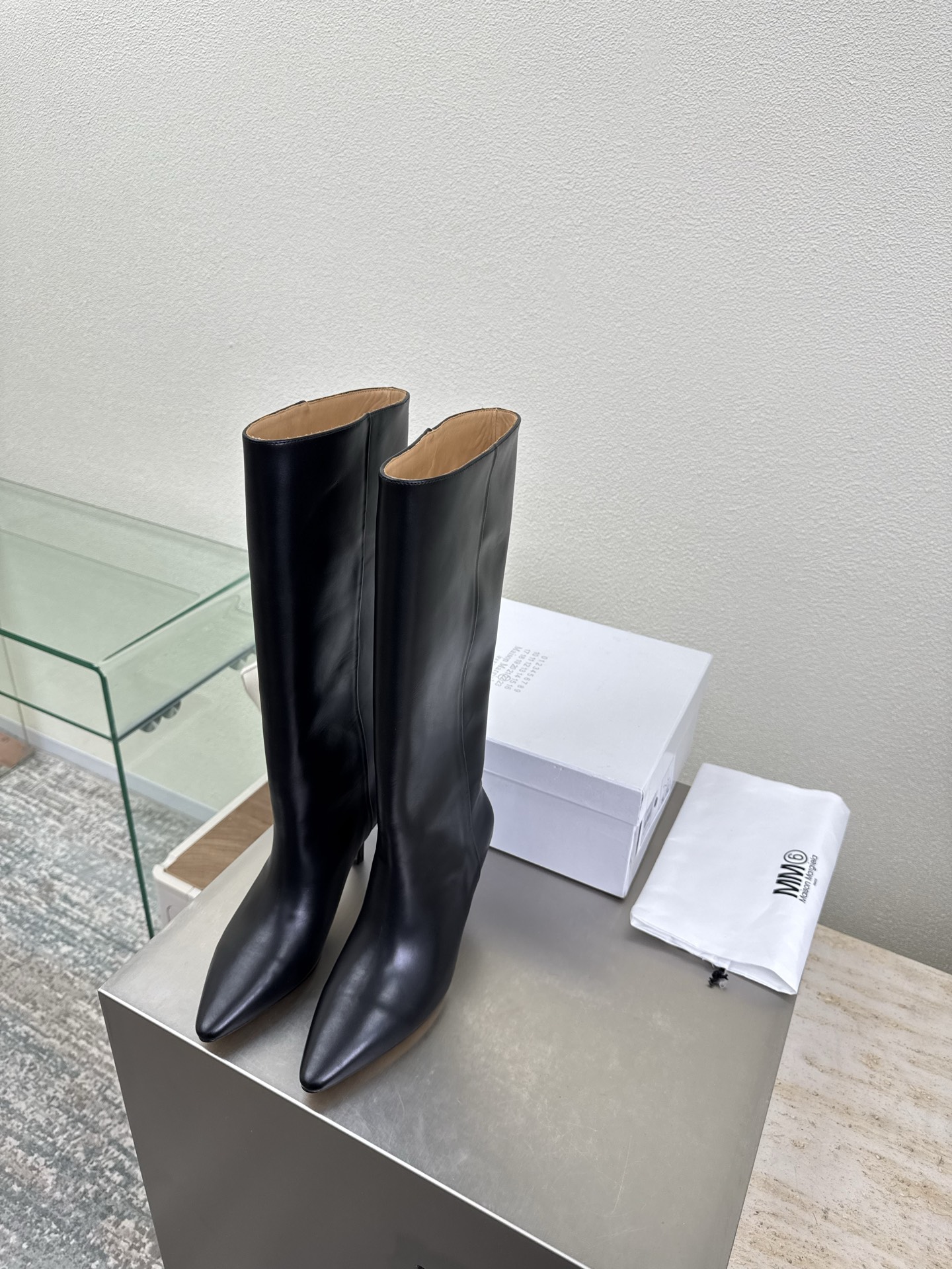 NO:651676,High boots with pointed toes and kicks. The latest boots. Black calfskin lining. Bengal cowhide lining. MaisonMargiela Maison Margiela MM6 is coming!  It smells so good. It has a beautiful and colorful girly feel!   A fashion item not to be missed. Simple yet stylish beauty. Highly popular. A must-have item. Fashionable age-reducing tool. Casual and genuine feeling. Simple and advanced design. Incorporated into MM6’s unique logo. Suitable for daily use. Leisure and vacation. Versatile. Genuinely comfortable. Italian genuine leather outsole. Split design. Original and consistent materials. Standard original order. Please look for our high-end goods. 35 36 37 38 39  40 (40 customized), boots, masion margiela, masion margiela, boots, cowhide, Leather soles19860909高靴 尖头一脚蹬 最新小6子 黑色小牛皮 内里 孟加拉牛皮里 MaisonMargiela 马吉拉 MM6  火爆来袭！太香了  靓丽多彩少女感扑面而来！  不容错过的时尚单品 简单又有格调的美 跑量扛把子  必入单品 时尚减龄神器 随性率真的感脚 简单高级的设计 融入MM6独有的标志 同时满足日常 休闲渡假 百搭 真心巴适 意大利真皮大底 分体设计  原版一致材料 对标原单 请认准咱家高货 35 36 37 38 39 40（40定制）,靴子,masion margiela,masion margiela,boots,cowhide,Leather soles,Women's Shoes