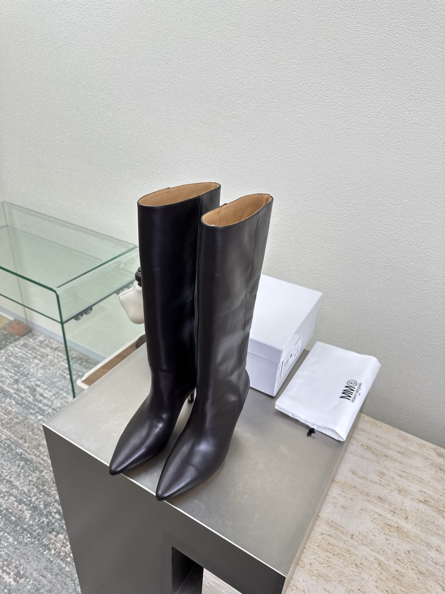 NO:651684,High boots with pointed toes and slip-ons. The latest boots. Brown calfskin lining. Bengal cowhide lining. MaisonMargiela Maison Margiela MM6 is coming!  It smells so good. It has a beautiful and colorful girly feel!   A fashion item not to be missed. Simple yet stylish beauty. Highly popular. A must-have item. Fashionable age-reducing tool. Casual and genuine feeling. Simple and advanced design. Incorporated into MM6’s unique logo. Suitable for daily use. Leisure and vacation. Versatile. Genuinely comfortable. Italian genuine leather outsole. Split design. Original and consistent materials. Standard original order. Please look for our high-end goods. 35 36 37 38 39  40 (40 customized), boots, masion margiela, masion margiela, boots, cowhide, Leather soles19860909高靴 尖头一脚蹬 最新小6子 咖啡色小牛皮 内里 孟加拉牛皮里 MaisonMargiela 马吉拉 MM6  火爆来袭！太香了  靓丽多彩少女感扑面而来！  不容错过的时尚单品 简单又有格调的美 跑量扛把子  必入单品 时尚减龄神器 随性率真的感脚 简单高级的设计 融入MM6独有的标志 同时满足日常 休闲渡假 百搭 真心巴适 意大利真皮大底 分体设计  原版一致材料 对标原单 请认准咱家高货 35 36 37 38 39 40（40定制）,靴子,masion margiela,masion margiela,boots,cowhide,Leather soles,Women's Shoes