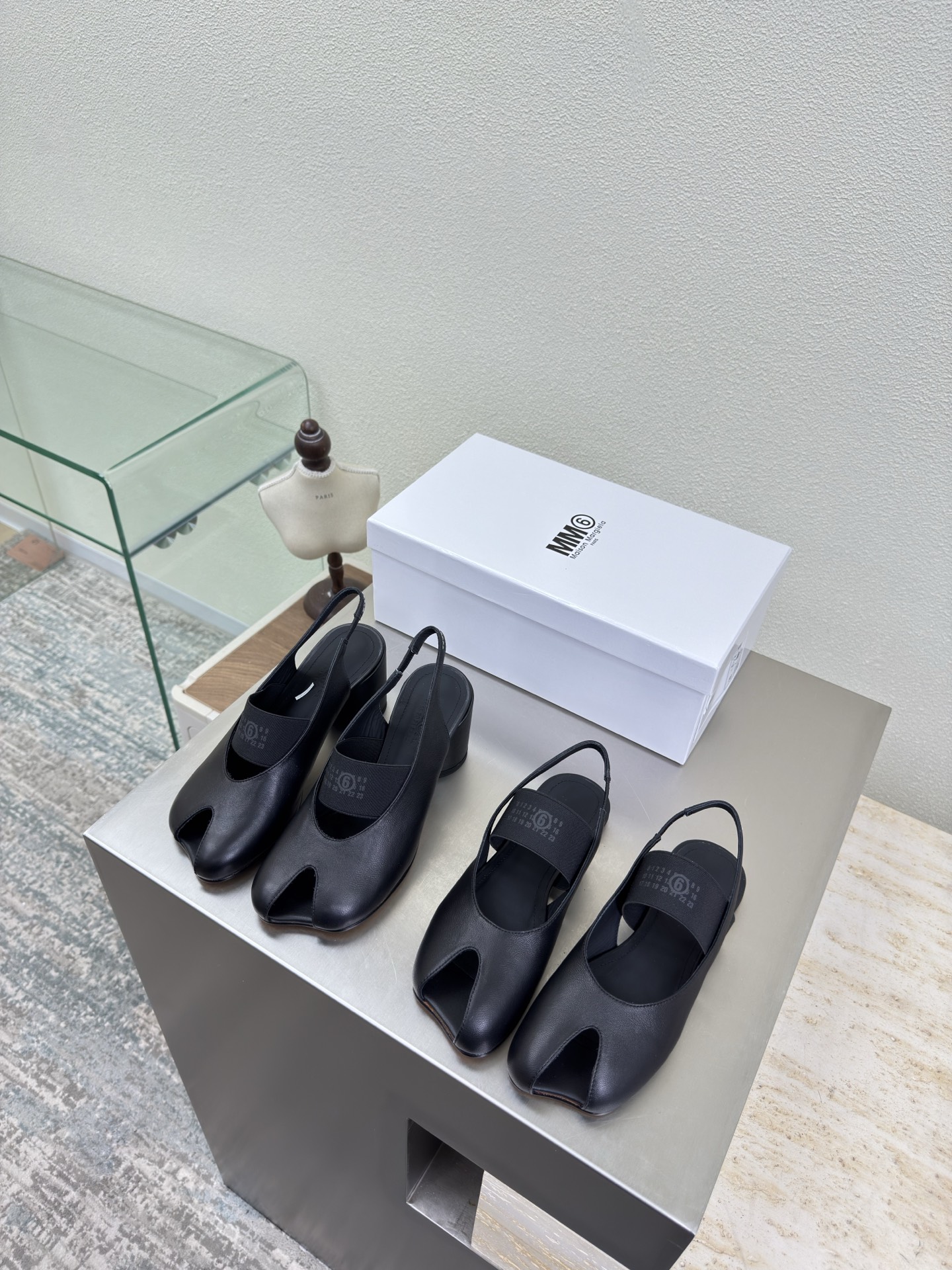 NO:651703,Apple head and fish mouth elastic logo Mary Jane's latest small size 6, medium heel 7cm, flat bottom 1cm, black lining, Bengal cowhide lining MaisonMargiela Maison Margiela MM6 is coming!  It smells so good. It has a beautiful and colorful girly feel!   A fashion item not to be missed. Simple yet stylish beauty. Highly popular. A must-have item. Fashionable age-reducing tool. Casual and genuine feeling. Simple and advanced design. Incorporated into MM6’s unique logo. Suitable for daily use. Leisure and vacation. Versatile. Genuinely comfortable. Italian genuine leather outsole. Split design. Original and consistent materials. Standard original order. Please look for our high-end goods. 35 36 37 38 39  40 (40 customized), sandals, masion margiela, masion margiela, sandals, mary jane, cowhide, Leather soles19860909苹果头鱼嘴松紧logo 玛丽珍 最新小6子 中跟7cm 平底1cm 黑色 内里 孟加拉牛皮里 MaisonMargiela 马吉拉 MM6  火爆来袭！太香了  靓丽多彩少女感扑面而来！  不容错过的时尚单品 简单又有格调的美 跑量扛把子  必入单品 时尚减龄神器 随性率真的感脚 简单高级的设计 融入MM6独有的标志 同时满足日常 休闲渡假 百搭 真心巴适 意大利真皮大底 分体设计  原版一致材料 对标原单 请认准咱家高货 35 36 37 38 39 40（40定制）,凉鞋,masion margiela,masion margiela,sandals,mary jane,cowhide,Leather soles,Women's Shoes