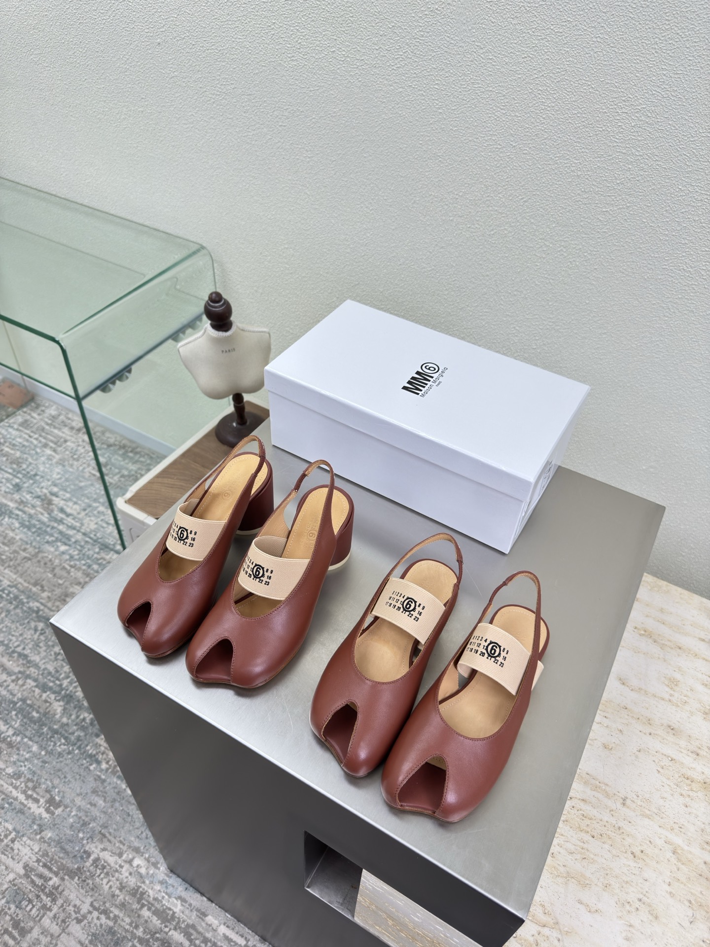 NO:651696,Apple head and fish mouth elastic logo Mary Jane's latest small size 6, medium heel 7cm, flat bottom 1cm, brown lining, Bengal cowhide lining, MaisonMargiela Maison Margiela MM6 is coming!  It smells so good. It has a beautiful and colorful girly feel!   A fashion item not to be missed. Simple yet stylish beauty. Highly popular. A must-have item. Fashionable age-reducing tool. Casual and genuine feeling. Simple and advanced design. Incorporated into MM6’s unique logo. Suitable for daily use. Leisure and vacation. Versatile. Genuinely comfortable. Italian genuine leather outsole. Split design. Original and consistent materials. Standard original order. Please look for our high-end goods. 35 36 37 38 39  40 (40 customized), sandals, masion margiela, masion margiela, sandals, mary jane, cowhide, Leather soles19860909苹果头鱼嘴松紧logo 玛丽珍 最新小6子 中跟7cm 平底1cm 棕色 内里 孟加拉牛皮里 MaisonMargiela 马吉拉 MM6  火爆来袭！太香了  靓丽多彩少女感扑面而来！  不容错过的时尚单品 简单又有格调的美 跑量扛把子  必入单品 时尚减龄神器 随性率真的感脚 简单高级的设计 融入MM6独有的标志 同时满足日常 休闲渡假 百搭 真心巴适 意大利真皮大底 分体设计  原版一致材料 对标原单 请认准咱家高货 35 36 37 38 39 40（40定制）,凉鞋,masion margiela,masion margiela,sandals,mary jane,cowhide,Leather soles,Women's Shoes