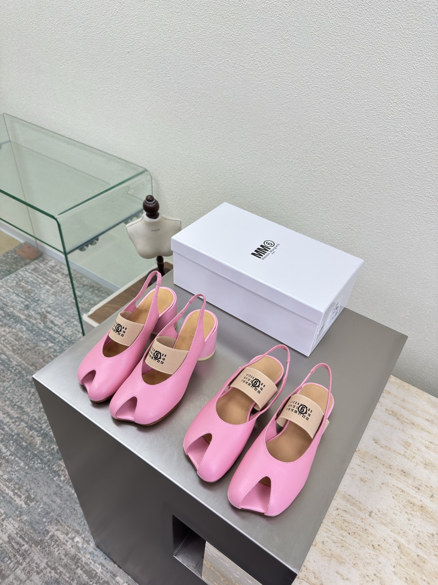 NO:651716,Apple head and fish mouth elastic logo Mary Jane's latest small size 6, medium heel 7cm, flat bottom 1cm, pink lining, Bengal cowhide lining, MaisonMargiela Maison Margiela MM6 is coming!  It smells so good. It has a beautiful and colorful girly feel!   A fashion item not to be missed. Simple yet stylish beauty. Highly popular. A must-have item. Fashionable age-reducing tool. Casual and genuine feeling. Simple and advanced design. Incorporated into MM6’s unique logo. Suitable for daily use. Leisure and vacation. Versatile. Genuinely comfortable. Italian genuine leather outsole. Split design. Original and consistent materials. Standard original order. Please look for our high-end goods. 35 36 37 38 39  40 (40 customized), sandals, masion margiela, masion margiela, sandals, mary jane, cowhide, Leather soles19860909苹果头鱼嘴松紧logo 玛丽珍 最新小6子 中跟7cm 平底1cm 粉色 内里 孟加拉牛皮里 MaisonMargiela 马吉拉 MM6  火爆来袭！太香了  靓丽多彩少女感扑面而来！  不容错过的时尚单品 简单又有格调的美 跑量扛把子  必入单品 时尚减龄神器 随性率真的感脚 简单高级的设计 融入MM6独有的标志 同时满足日常 休闲渡假 百搭 真心巴适 意大利真皮大底 分体设计  原版一致材料 对标原单 请认准咱家高货 35 36 37 38 39 40（40定制）,凉鞋,masion margiela,masion margiela,sandals,mary jane,cowhide,Leather soles,Women's Shoes