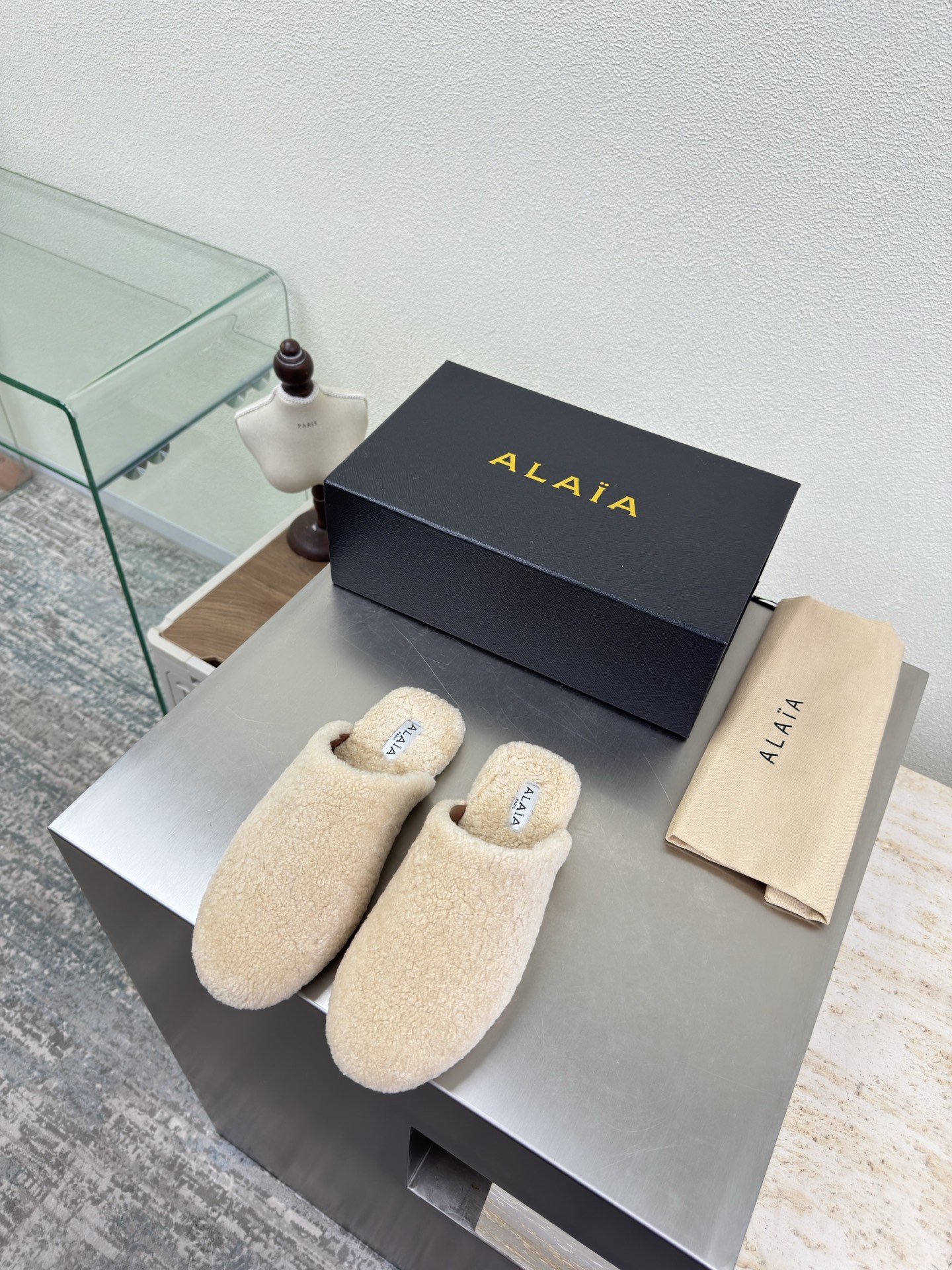 NO:651649,Slippers Lamb wool upper Comfortable and warm Alaia is from Paris Love at first sight Beige Alaia has another sexy side. With different styles, different styles can be easily controlled, whether jeans, suit pants, or pleated skirts, it can upgrade your outfit to fashion, elegance and excellence. Fabric selection Lamb wool Lining Lambskin Outsole Original uniform pattern sole 34 35 36 37 38 39 40 41  42 43 (34 40 41 42 43 customized) equipped with original packaging, semi-slippers, alaia, slippers, skirts, jeans, business suit, sheepskin19860909拖鞋 羊羔毛鞋面  舒适温暖 Alaia 来自巴黎 一见倾心 米色  阿莱娅还有另外性感的一面  配上不同款式,不同风格都能轻松驾驭,无论牛仔裤,西装裤,还是百褶裙,都能将你的穿搭提升到时尚,优雅和卓越之中 面料选用 羊羔毛 内里 小羊皮 大底原版一致成型花纹鞋底 34 35 36 37 38 39 40 41 42 43 (34 40 41 42 43 定制) 配置原版包装,半拖毛毛鞋,alaia,slippers,skirts,jeans,business suit,sheepskin,Women's Shoes