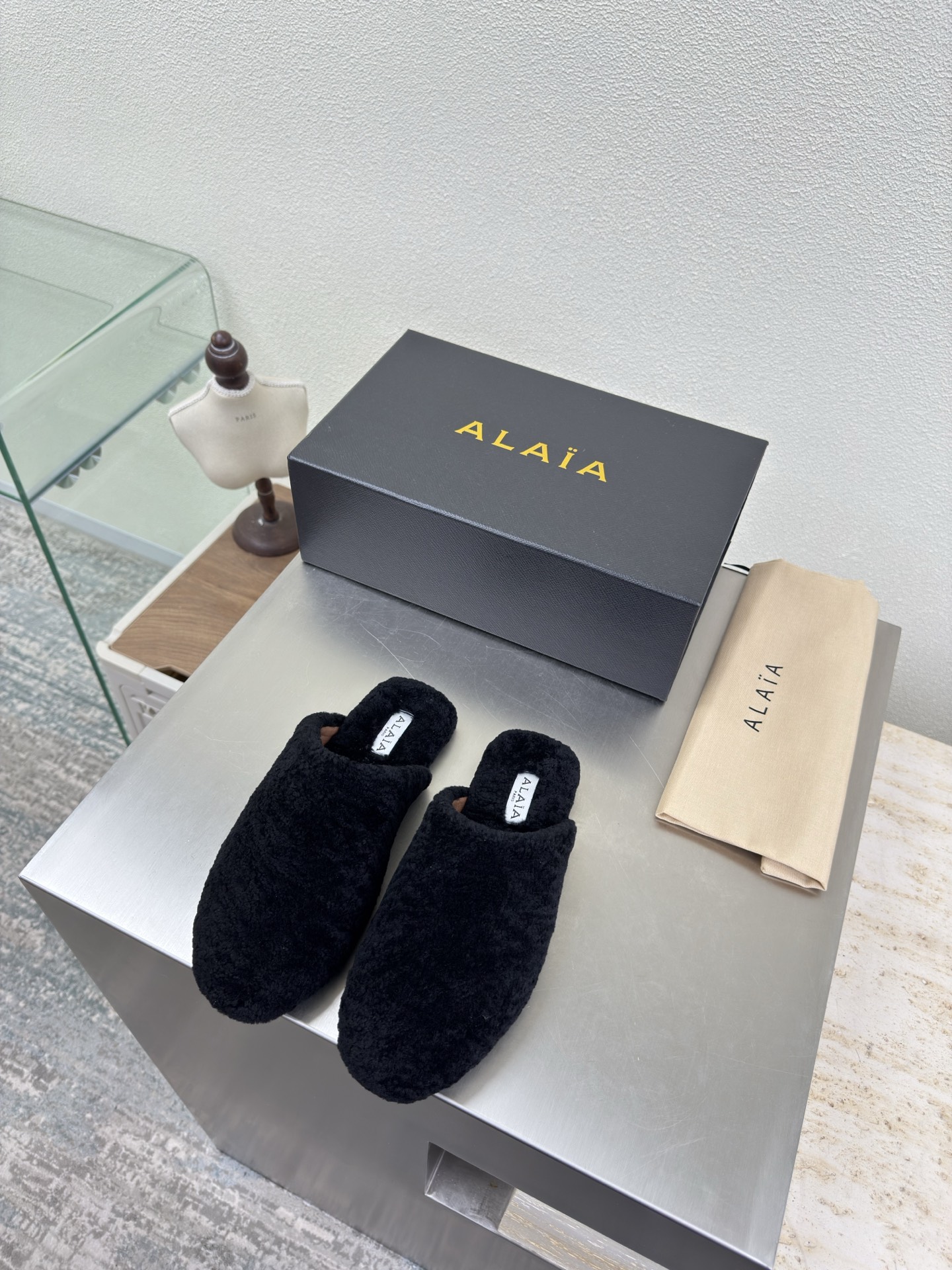 NO:651674,Slippers Lamb wool upper Comfortable and warm Alaia is from Paris Love at first sight Black Alaia has another sexy side. With different styles, different styles can be easily controlled, whether jeans, suit pants, or pleated skirts, it can upgrade your outfit to fashion, elegance and excellence. Fabric selection Lamb wool Lining Lambskin Outsole Original uniform pattern sole 34 35 36 37 38 39 40 41  42 43 (34 40 41 42 43 customized) equipped with original packaging, semi-slippers, alaia, slippers, skirts, jeans, business suit, sheepskin19860909拖鞋 羊羔毛鞋面  舒适温暖 Alaia 来自巴黎 一见倾心 黑色 阿莱娅还有另外性感的一面  配上不同款式,不同风格都能轻松驾驭,无论牛仔裤,西装裤,还是百褶裙,都能将你的穿搭提升到时尚,优雅和卓越之中 面料选用 羊羔毛 内里 小羊皮 大底原版一致成型花纹鞋底 34 35 36 37 38 39 40 41 42 43 (34 40 41 42 43 定制) 配置原版包装,半拖毛毛鞋,alaia,slippers,skirts,jeans,business suit,sheepskin,Women's Shoes