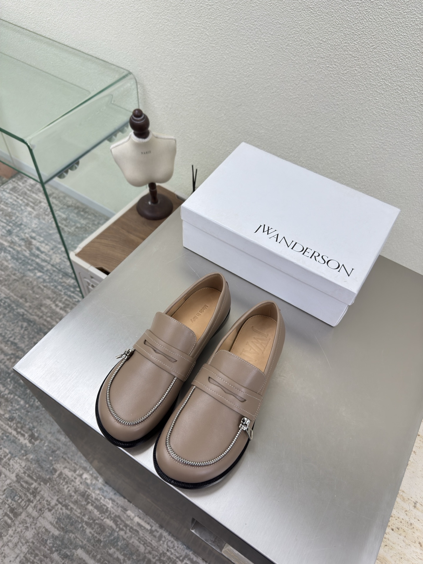 NO:651632,Zipper loafers, namely loafers J W designer brand women's shoes, khaki cowhide, full of grade, non-slip outsole design, with looming charm. The addition of elements injects more rebellion and strength into the exquisite shoe body, showing a slim but not weak posture. 34 35 36 37 38 39 40 41 (34 40 41 customized)  Equipped with original packaging, loafers, loafers, cowhide19860909拉链款乐福鞋 即可福鞋 J W 设计师品牌 女鞋 卡其色牛皮 档次满满  防滑大底设计 有着若隐若现的魅力. 元素的加入为精致的鞋体注入更多反叛和力量,展现出纤薄但绝不柔弱的姿态.  34 35 36 37 38 39 40 41（34 40 41 定制） 配置原版包装,乐福鞋,loafers,cowhide,Women's Shoes