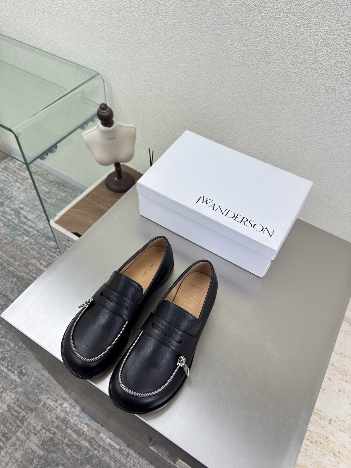 NO:651642,Zippered loafers are J W designer brand women's shoes, black and white, full of quality, non-slip outsole design, with looming charm. The addition of elements injects more rebellion and strength into the exquisite shoe body, showing a slim but not weak posture. 34 35 36 37 38 39 40 41 (34 40 41 customized) equipped with original packaging, loafers, loafers19860909拉链款乐福鞋 即可福鞋 J W 设计师品牌 女鞋 黑色 白色 档次满满  防滑大底设计 有着若隐若现的魅力. 元素的加入为精致的鞋体注入更多反叛和力量,展现出纤薄但绝不柔弱的姿态.  34 35 36 37 38 39 40 41（34 40 41 定制） 配置原版包装,乐福鞋,loafers,Women's Shoes