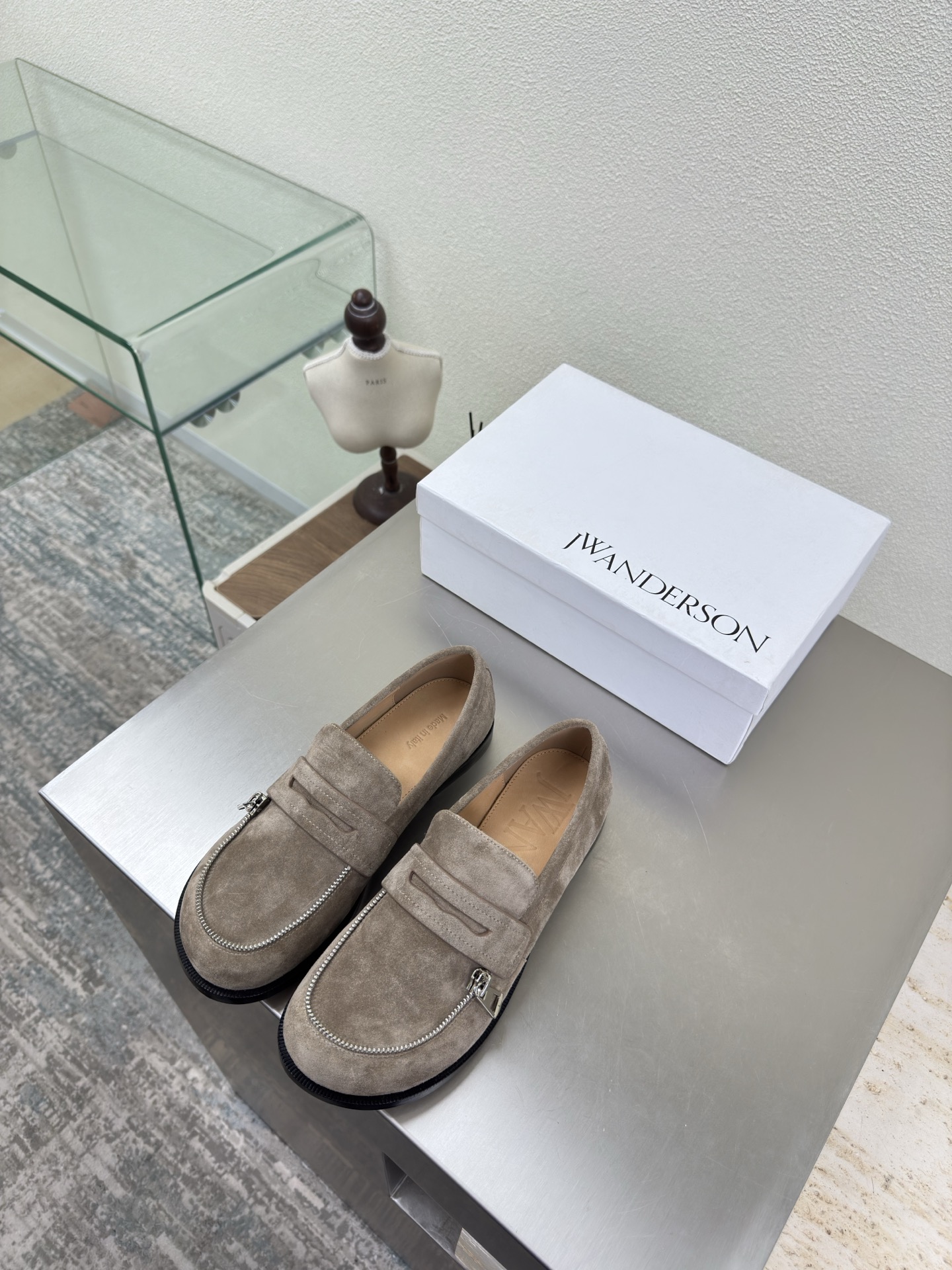 NO:651659,Zippered loafers, namely loafers J W designer brand women's shoes, camel & brown, full of quality, non-slip outsole design, with looming charm. The addition of elements injects more rebellion and strength into the exquisite shoe body, showing a slim but not weak posture. 34 35 36 37 38 39 40 41 (34 40 41 customized)  Equipped with original packaging, loafers, loafers19860909拉链款乐福鞋 即可福鞋 J W 设计师品牌 女鞋 驼色&棕色 档次满满  防滑大底设计 有着若隐若现的魅力. 元素的加入为精致的鞋体注入更多反叛和力量,展现出纤薄但绝不柔弱的姿态.  34 35 36 37 38 39 40 41（34 40 41 定制） 配置原版包装,乐福鞋,loafers,Women's Shoes