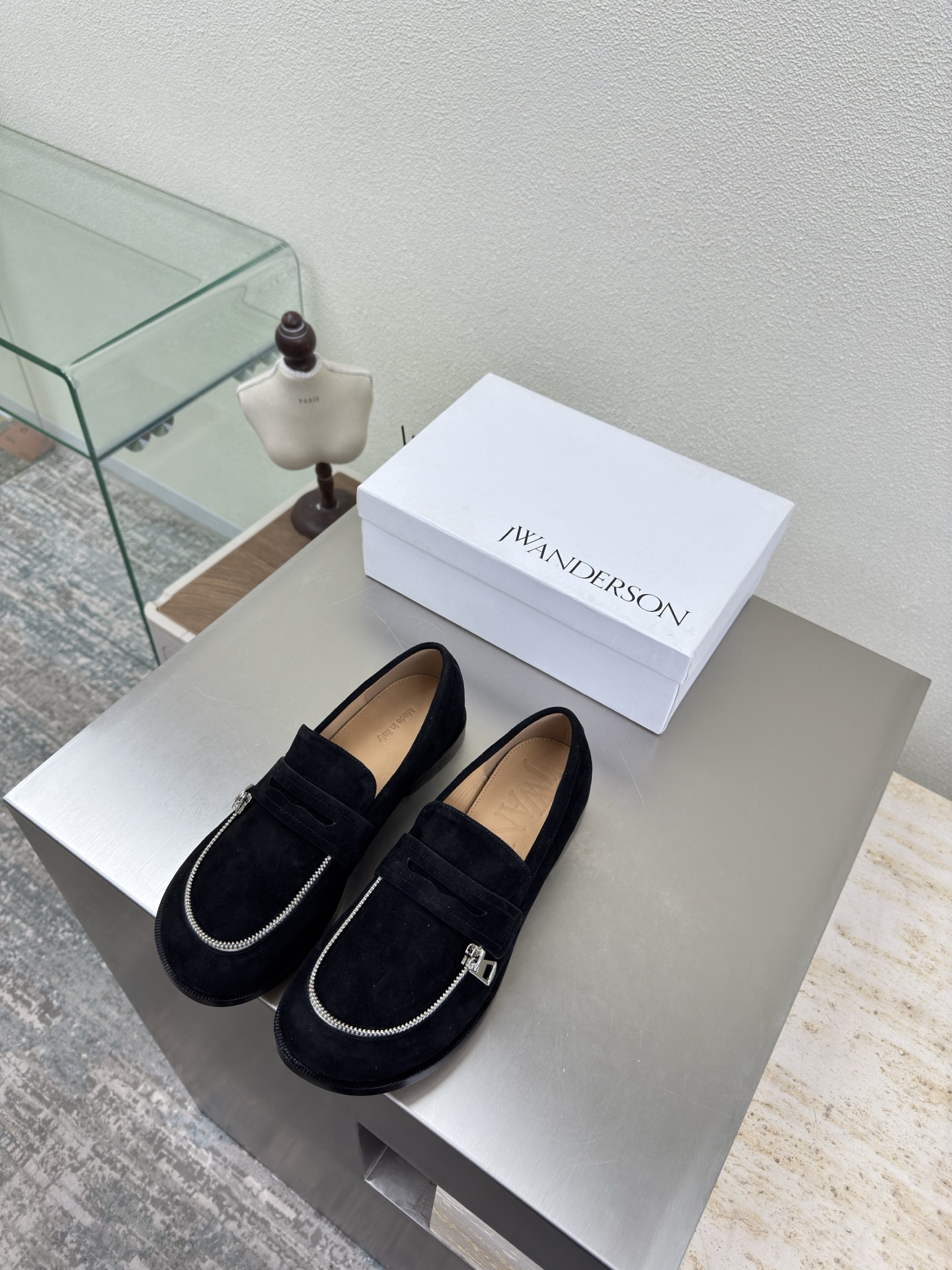 NO:651650,Zippered loafers are J W designer brand women's shoes, full of black & apricot colors, non-slip outsole design, with looming charm. The addition of elements injects more rebellion and strength into the exquisite shoe body, showing a slim but not weak posture. 34 35 36 37 38 39 40 41 (34 40 41 customized) equipped with original packaging, loafers, loafers19860909拉链款乐福鞋 即可福鞋 J W 设计师品牌 女鞋 黑色&杏色档次满满  防滑大底设计 有着若隐若现的魅力. 元素的加入为精致的鞋体注入更多反叛和力量,展现出纤薄但绝不柔弱的姿态.  34 35 36 37 38 39 40 41（34 40 41 定制） 配置原版包装,乐福鞋,loafers,Women's Shoes