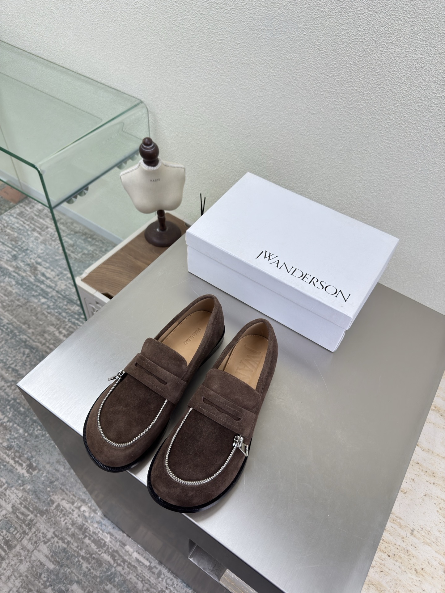 NO:651668,Zipper loafers are J W designer brand women's shoes, full of coffee & camel color, non-slip outsole design, with looming charm. The addition of elements injects more rebellion and strength into the exquisite shoe body, showing a slim but not weak posture. 34 35 36 37 38 39 40 41 (34 40 41 customized) equipped with original packaging, loafers, loafers19860909拉链款乐福鞋 即可福鞋 J W 设计师品牌 女鞋 咖啡&驼色档次满满  防滑大底设计 有着若隐若现的魅力. 元素的加入为精致的鞋体注入更多反叛和力量,展现出纤薄但绝不柔弱的姿态.  34 35 36 37 38 39 40 41（34 40 41 定制） 配置原版包装,乐福鞋,loafers,Women's Shoes