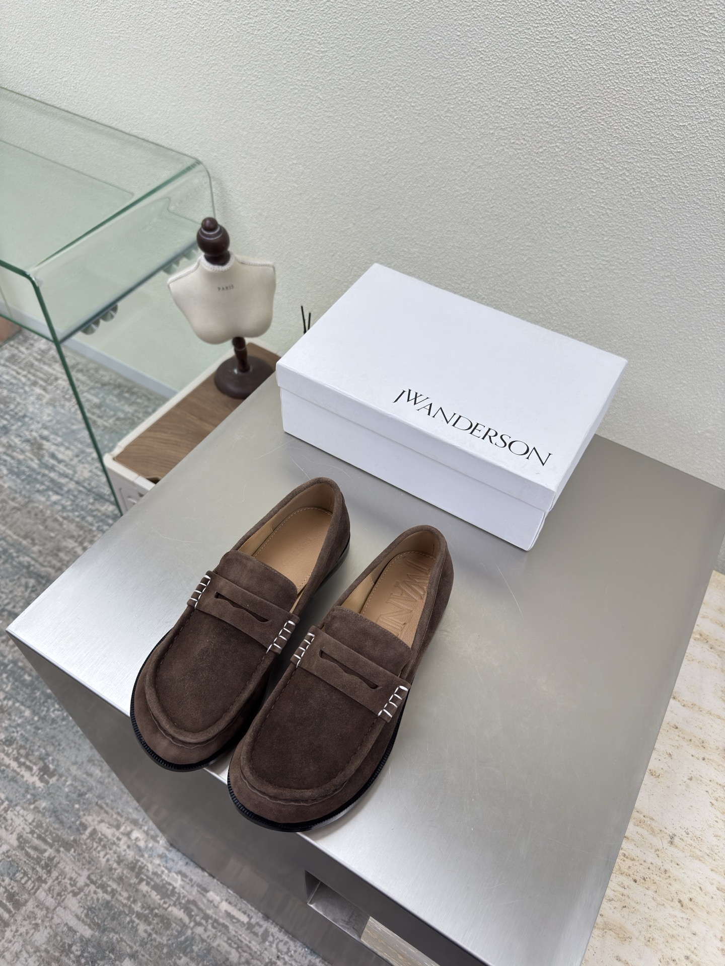 NO:651607,JW hand-sewn classic loafers, namely loafers J W designer brand women's shoes, full of coffee & black grades, non-slip outsole design, with looming charm. The addition of elements injects more rebellion and strength into the exquisite shoe body, showing a slim but not weak posture. 34 35 36 37 38 39 40 41 (34 40 41 customized)  Equipped with original packaging, loafers, loafers19860909JW 手工缝制 经典款 款乐福鞋 即可福鞋 J W 设计师品牌 女鞋 咖啡&黑色档次满满  防滑大底设计 有着若隐若现的魅力. 元素的加入为精致的鞋体注入更多反叛和力量,展现出纤薄但绝不柔弱的姿态.  34 35 36 37 38 39 40 41（34 40 41 定制） 配置原版包装,乐福鞋,loafers,Women's Shoes