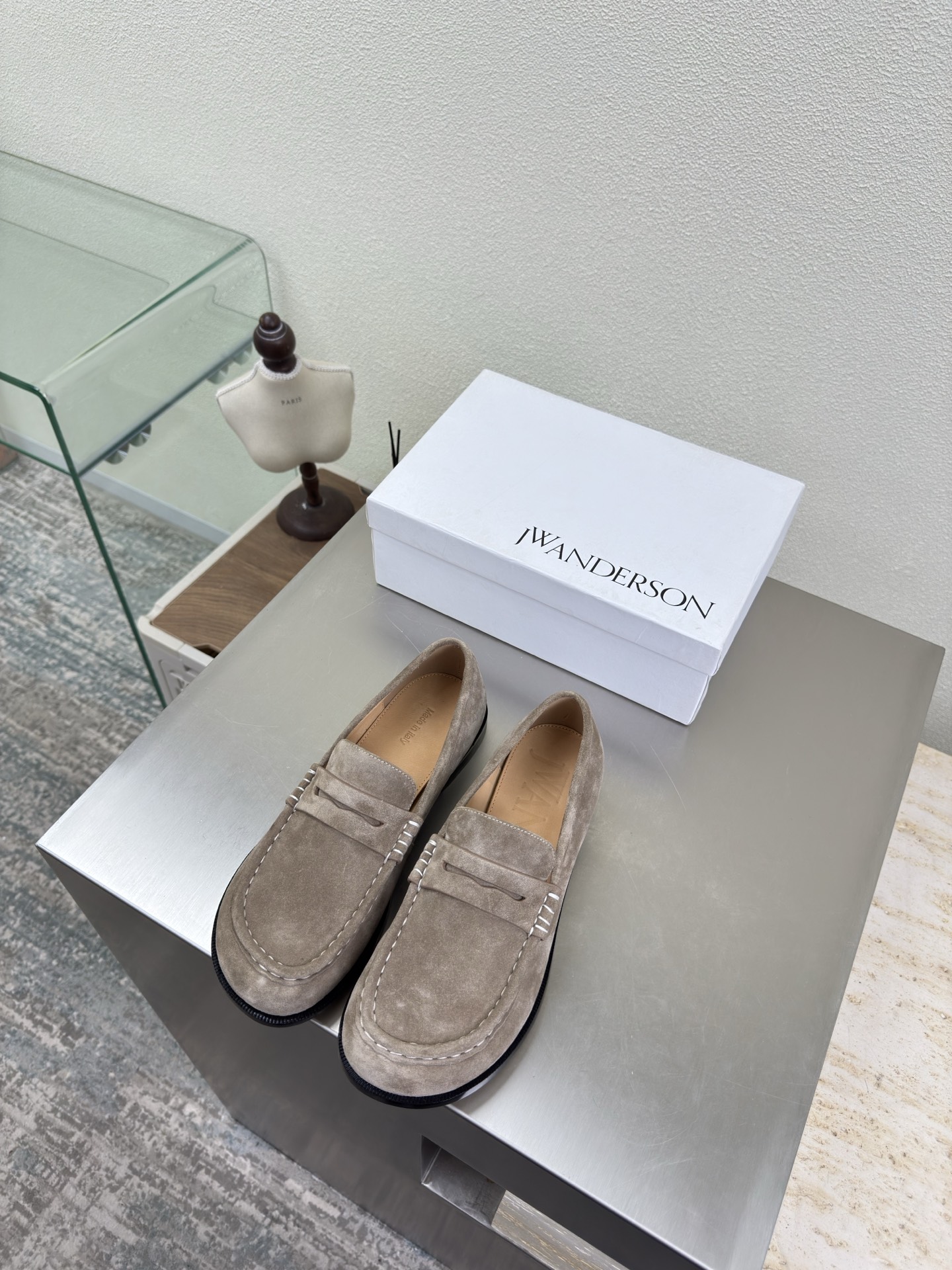 NO:651613,JW hand-stitched classic loafers, namely loafers J W designer brand women's shoes, camel color, full-grade cow suede leather, non-slip outsole design, with looming charm. The addition of elements injects more rebellion and strength into the exquisite shoe body, showing a slim but never weak posture. 34 35 36 37 38 39 40 41 (34 40 41 customized)  Equipped with original packaging, loafers, loafers19860909JW 手工缝制 经典款 款乐福鞋 即可福鞋 J W 设计师品牌 女鞋 驼色 牛反绒皮档次满满  防滑大底设计 有着若隐若现的魅力. 元素的加入为精致的鞋体注入更多反叛和力量,展现出纤薄但绝不柔弱的姿态.  34 35 36 37 38 39 40 41（34 40 41 定制） 配置原版包装,乐福鞋,loafers,Women's Shoes