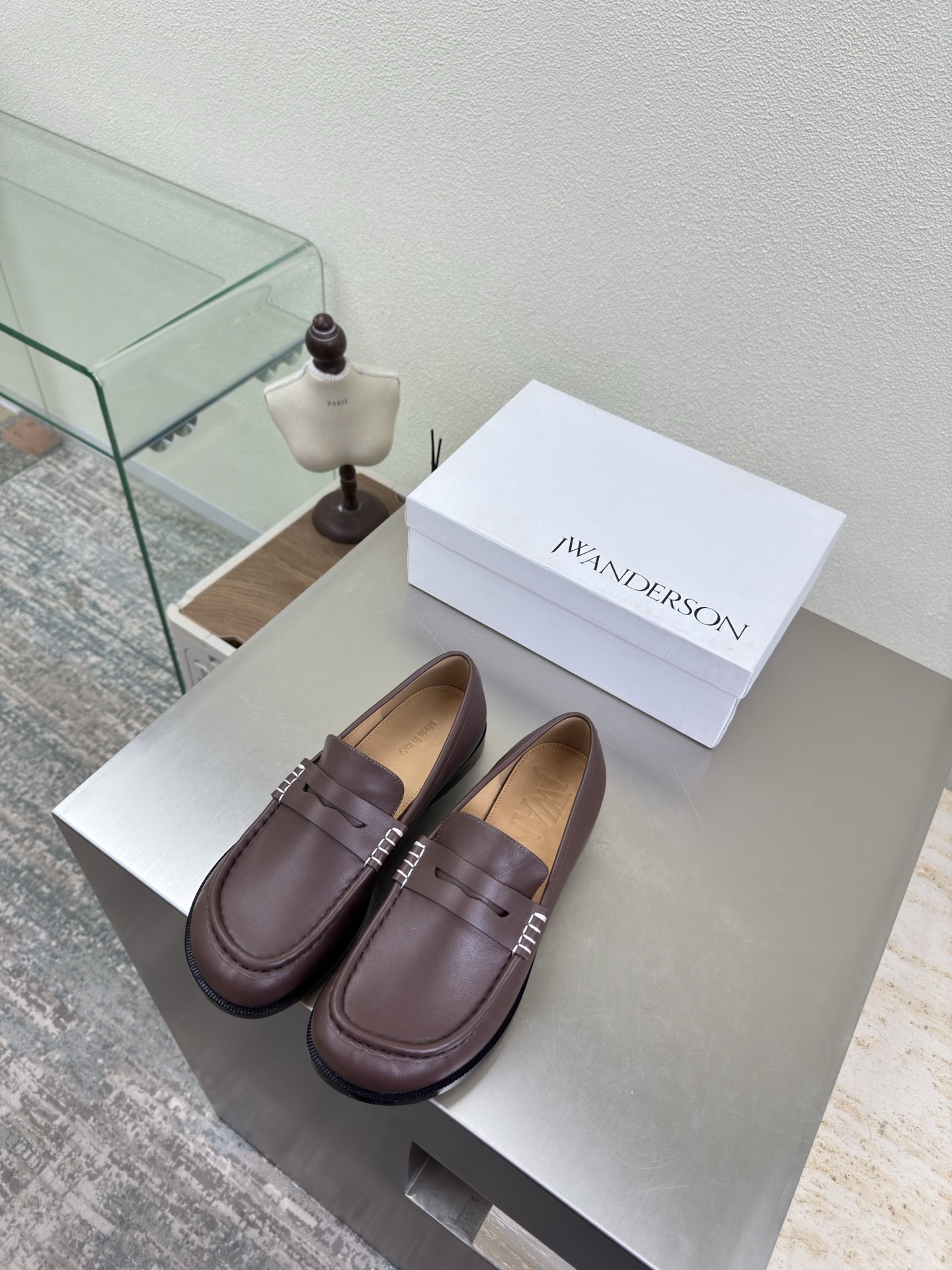NO:651619,JW hand-stitched classic loafers, namely loafers, J W designer brand women's shoes, coffee & khaki cowhide leather with full grade, non-slip outsole design, with looming charm. The addition of elements injects more rebellion and strength into the exquisite shoe body, showing a slim but never weak posture. 34 35 36 37 38 39 40 41 (34 40 41 customized)  Equipped with original packaging, loafers, loafers, cowhide19860909JW 手工缝制 经典款 款乐福鞋 即可福鞋 J W 设计师品牌 女鞋 咖啡&卡其色牛皮档次满满  防滑大底设计 有着若隐若现的魅力. 元素的加入为精致的鞋体注入更多反叛和力量,展现出纤薄但绝不柔弱的姿态.  34 35 36 37 38 39 40 41（34 40 41 定制） 配置原版包装,乐福鞋,loafers,cowhide,Women's Shoes