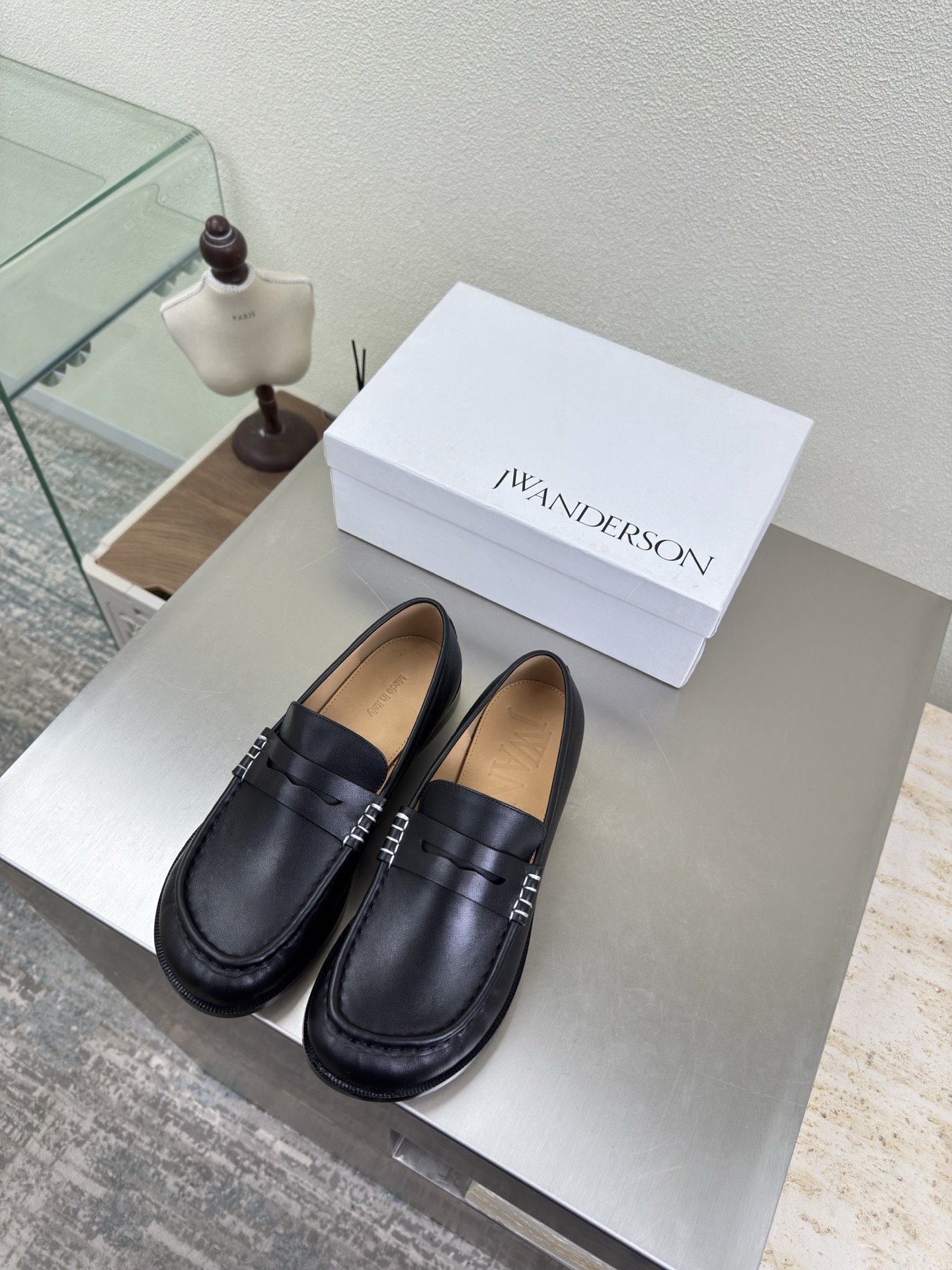 NO:651626,JW hand-sewn classic loafers, namely loafers, J W designer brand women's shoes, black & off-white cowhide, full of grade, non-slip outsole design, with looming charm. The addition of elements injects more rebellion and strength into the exquisite shoe body, showing a slim but never weak posture. 34 35 36 37 38 39 40 41 (34 40 41 customized)  Equipped with original packaging, loafers, loafers, cowhide19860909JW 手工缝制 经典款 款乐福鞋 即可福鞋 J W 设计师品牌 女鞋 黑色&米白牛皮档次满满  防滑大底设计 有着若隐若现的魅力. 元素的加入为精致的鞋体注入更多反叛和力量,展现出纤薄但绝不柔弱的姿态.  34 35 36 37 38 39 40 41（34 40 41 定制） 配置原版包装,乐福鞋,loafers,cowhide,Women's Shoes