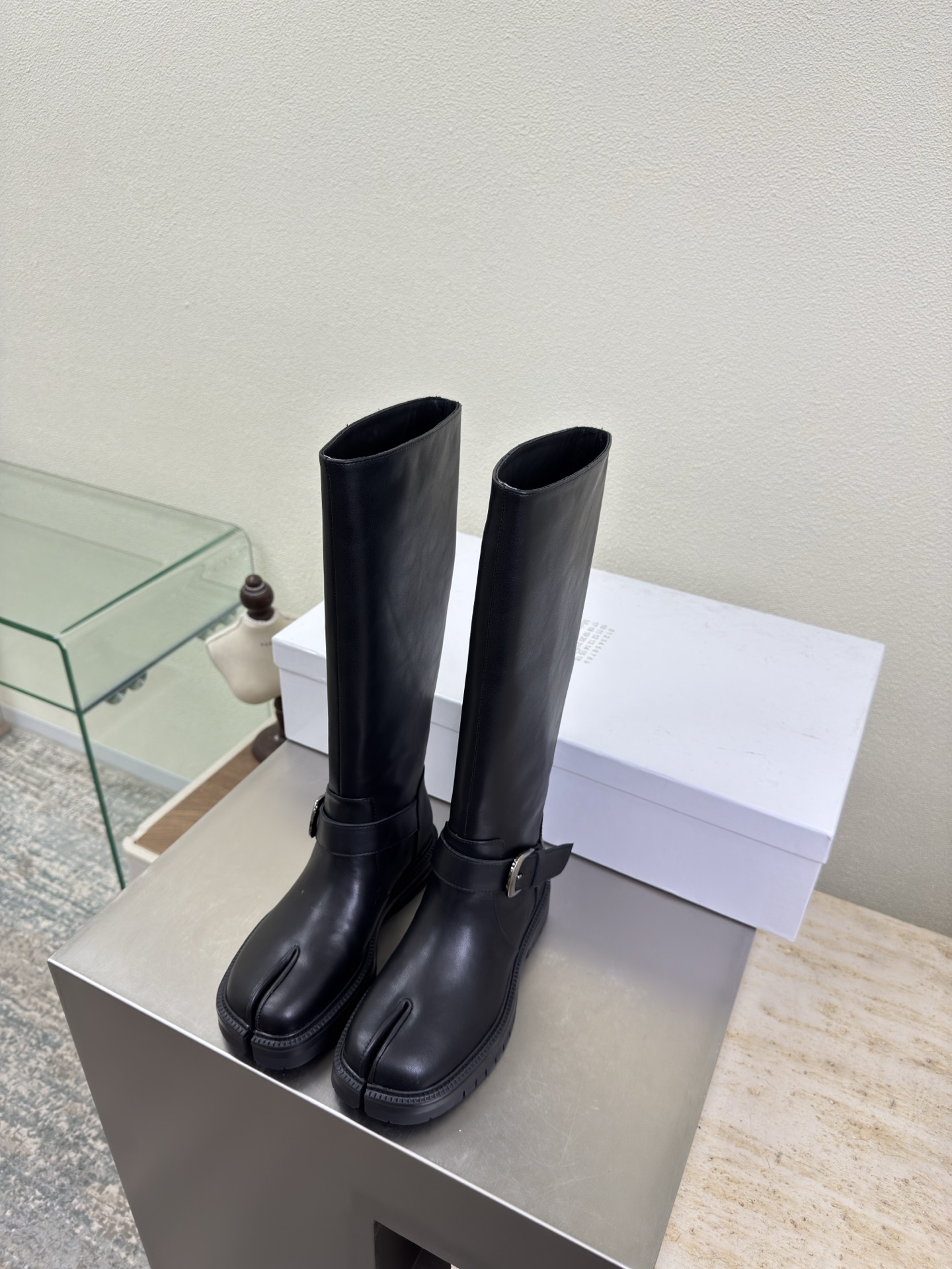 NO:651617,Split-toe high boots, slip-ons, the latest small boots, black calfskin lining, Bengal cowhide lining, MaisonMargiela Maison Margiela MM6 is coming!  It smells so good. It has a beautiful and colorful girly feel!   A fashion item not to be missed. Simple and stylish beauty. A must-have item. Fashionable age-reducing tool. Casual and honest feeling. Simple and high-end design. Incorporate the unique logo of MM6. Suitable for daily leisure and vacation. Versatile. Genuinely comfortable. Italian genuine leather outsole. Split design. Original and consistent materials. Standard original order. Please look for our high-quality goods. 35 36 37 38 39 40 41 (40)  41 customized),boots,masion margiela,masion margiela,boots,cowhide,Leather soles19860909分趾高靴 一脚蹬 最新小6子 黑色 小牛皮 内里 孟加拉牛皮里 MaisonMargiela 马吉拉 MM6  火爆来袭！太香了  靓丽多彩少女感扑面而来！  不容错过的时尚单品 简单又有格调的美 跑量扛把子  必入单品 时尚减龄神器 随性率真的感脚 简单高级的设计 融入MM6独有的标志 同时满足日常 休闲渡假 百搭 真心巴适 意大利真皮大底 分体设计  原版一致材料 对标原单 请认准咱家高货 35 36 37 38 39 40 41（40 41 定制）,靴子,masion margiela,masion margiela,boots,cowhide,Leather soles,Women's Shoes