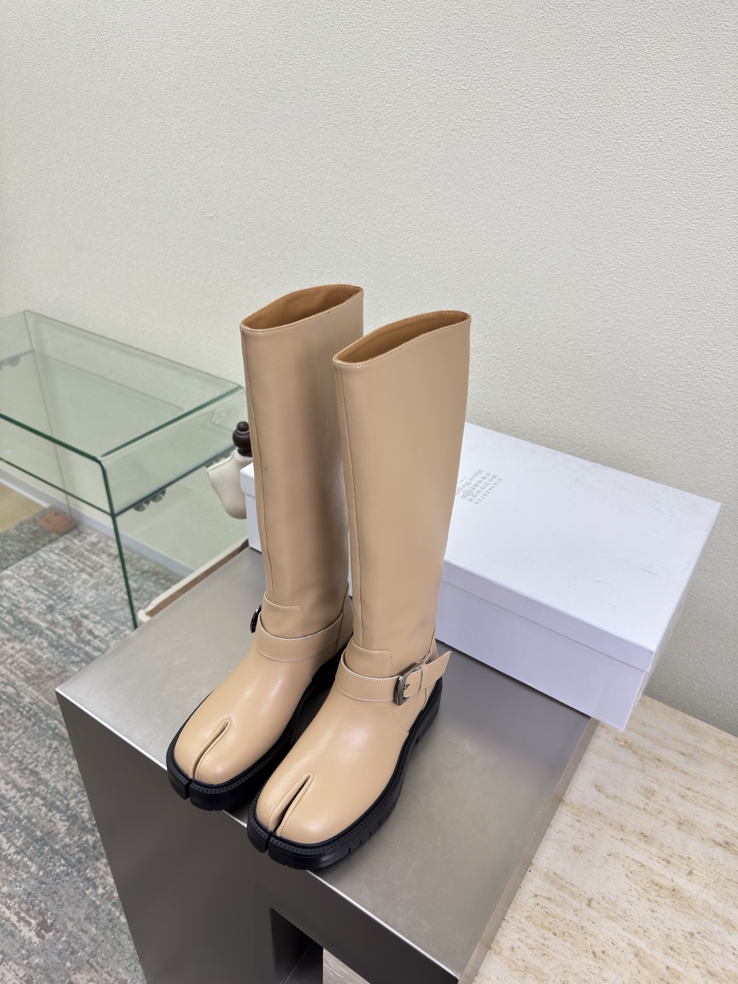 NO:651625,Split-toe high boots, slip-ons, the latest 6-foot boots, apricot calfskin lining, Bengal cowhide lining, MaisonMargiela Maison Margiela MM6 is coming!  It smells so good. It has a beautiful and colorful girly feel!   A fashion item not to be missed. Simple and stylish beauty. A must-have item. Fashionable age-reducing tool. Casual and honest feeling. Simple and high-end design. Incorporate the unique logo of MM6. Suitable for daily leisure and vacation. Versatile. Genuinely comfortable. Italian genuine leather outsole. Split design. Original and consistent materials. Standard original order. Please look for our high-quality goods. 35 36 37 38 39 40 41 (40)  41 customized),boots,masion margiela,masion margiela,boots,cowhide,Leather soles19860909分趾高靴 一脚蹬 最新小6子 杏色 小牛皮 内里 孟加拉牛皮里 MaisonMargiela 马吉拉 MM6  火爆来袭！太香了  靓丽多彩少女感扑面而来！  不容错过的时尚单品 简单又有格调的美 跑量扛把子  必入单品 时尚减龄神器 随性率真的感脚 简单高级的设计 融入MM6独有的标志 同时满足日常 休闲渡假 百搭 真心巴适 意大利真皮大底 分体设计  原版一致材料 对标原单 请认准咱家高货 35 36 37 38 39 40 41（40 41 定制）,靴子,masion margiela,masion margiela,boots,cowhide,Leather soles,Women's Shoes