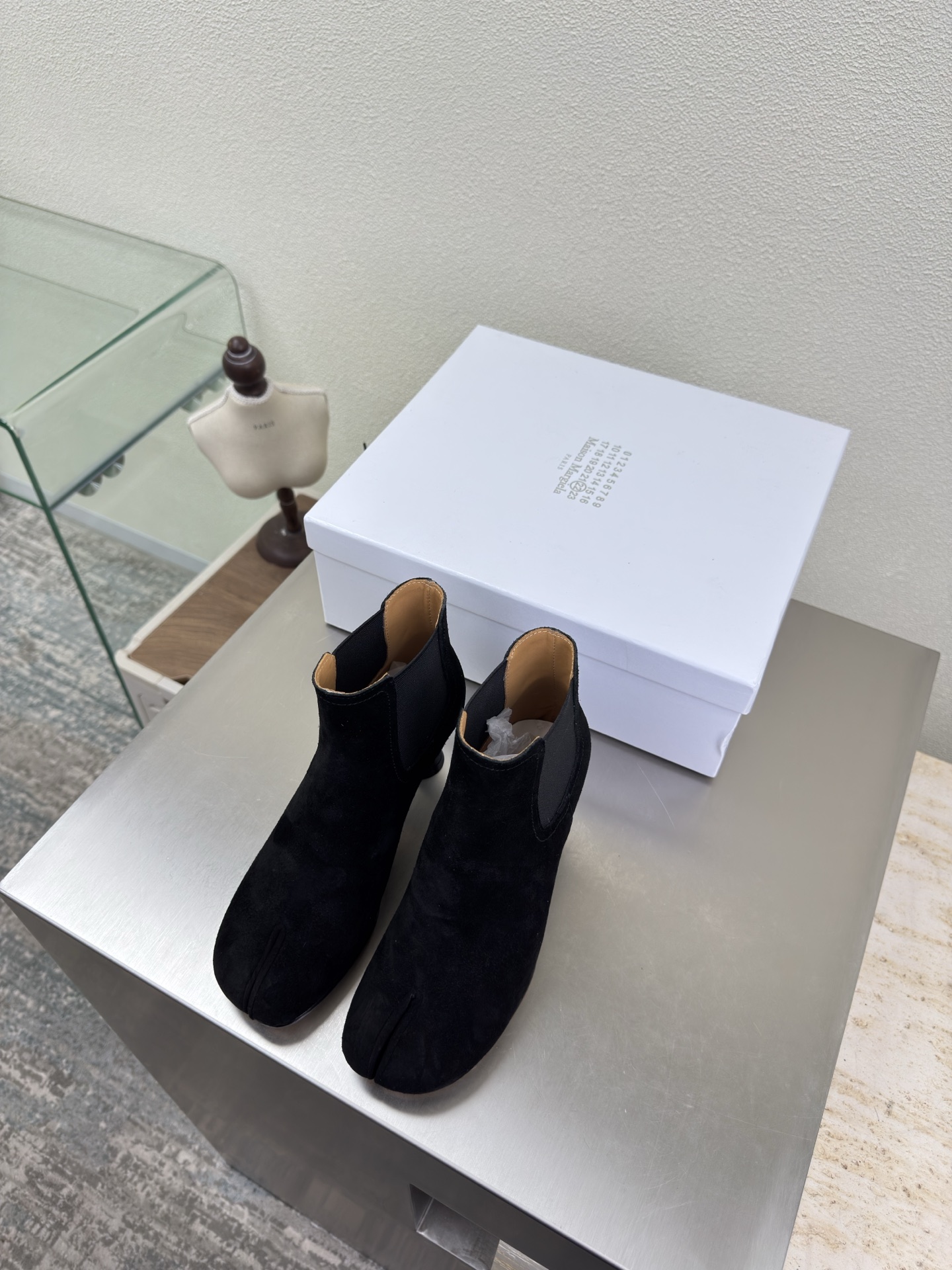 NO:669316,Wine glass heel split-toe elastic boots, slip-on, the latest small boots, black suede leather, Bengal cowhide lining, MaisonMargiela Maison Margiela MM6 is coming!  It smells so good. It has a beautiful and colorful girly feel!   A fashion item not to be missed. Simple and stylish beauty. A must-have item. Fashionable age-reducing tool. Casual and honest feeling. Simple and high-end design. Incorporate the unique logo of MM6. Suitable for daily leisure and vacation. Versatile. Genuinely comfortable. Italian genuine leather outsole. Split design. Original and consistent materials. Standard original order. Please look for our high-quality goods. 35 36 37 38 39 40 41 (40)  41 customized),boots,masion margiela,masion margiela,boots,cowhide,Leather soles19860909酒杯跟型 分趾松紧靴 一脚蹬 最新小6子 黑色牛反绒皮 内里 孟加拉牛皮里 MaisonMargiela 马吉拉 MM6  火爆来袭！太香了  靓丽多彩少女感扑面而来！  不容错过的时尚单品 简单又有格调的美 跑量扛把子  必入单品 时尚减龄神器 随性率真的感脚 简单高级的设计 融入MM6独有的标志 同时满足日常 休闲渡假 百搭 真心巴适 意大利真皮大底 分体设计  原版一致材料 对标原单 请认准咱家高货 35 36 37 38 39 40 41（40 41 定制）,靴子,masion margiela,masion margiela,boots,cowhide,Leather soles,Women's Shoes