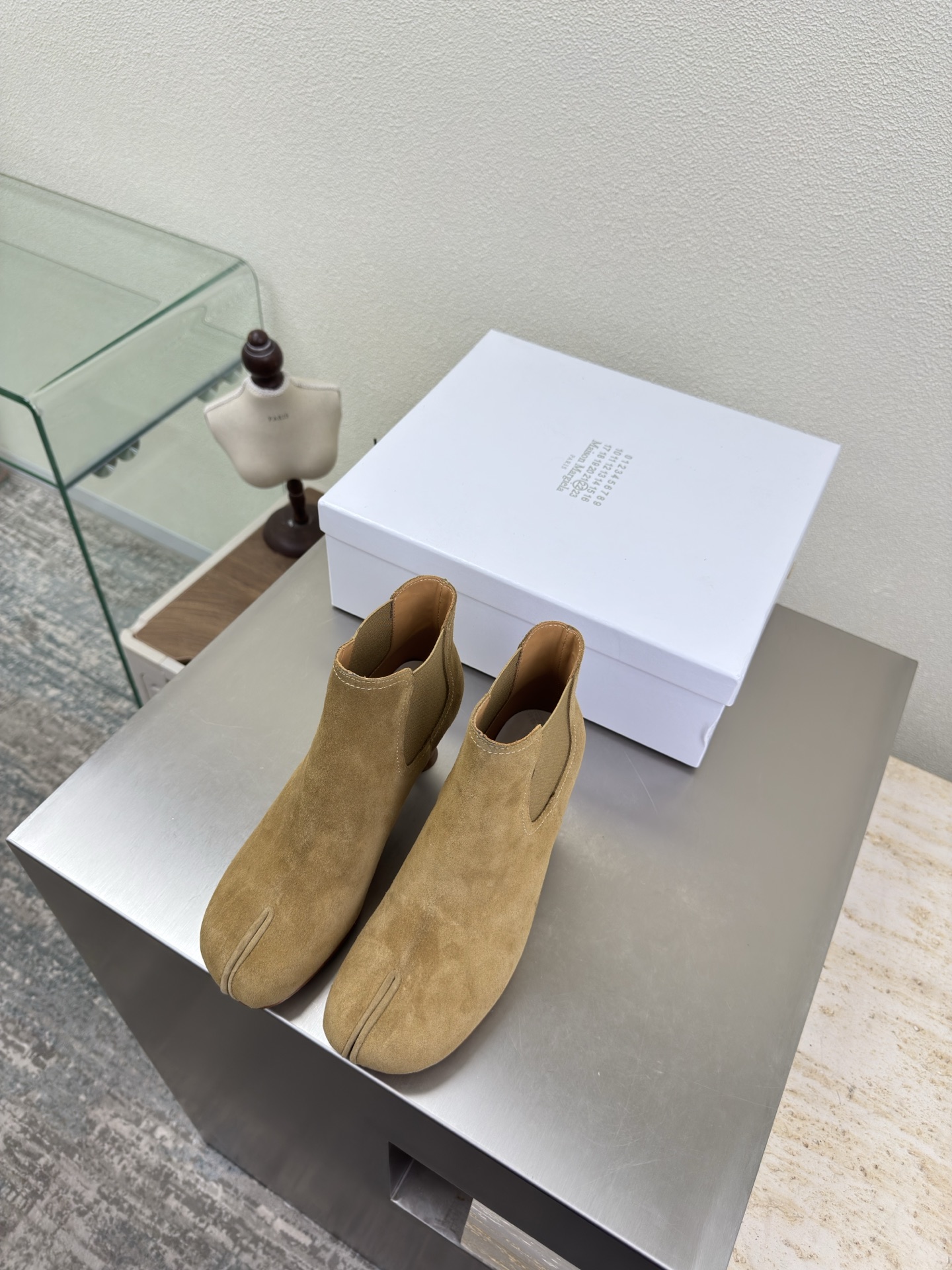 NO:669318,Wine glass heel split-toe elastic boots, slip-on, the latest small 6 boots, apricot cow suede leather lining, Bengal cowhide lining, MaisonMargiela Maison Margiela MM6 is coming!  It smells so good. It has a beautiful and colorful girly feel!   A fashion item not to be missed. Simple and stylish beauty. A must-have item. Fashionable age-reducing tool. Casual and honest feeling. Simple and high-end design. Incorporate the unique logo of MM6. Suitable for daily leisure and vacation. Versatile. Genuinely comfortable. Italian genuine leather outsole. Split design. Original and consistent materials. Standard original order. Please look for our high-quality goods. 35 36 37 38 39 40 41 (40)  41 customized),boots,masion margiela,masion margiela,boots,cowhide,Leather soles19860909酒杯跟型 分趾松紧靴 一脚蹬 最新小6子 杏色牛反绒皮 内里 孟加拉牛皮里 MaisonMargiela 马吉拉 MM6  火爆来袭！太香了  靓丽多彩少女感扑面而来！  不容错过的时尚单品 简单又有格调的美 跑量扛把子  必入单品 时尚减龄神器 随性率真的感脚 简单高级的设计 融入MM6独有的标志 同时满足日常 休闲渡假 百搭 真心巴适 意大利真皮大底 分体设计  原版一致材料 对标原单 请认准咱家高货 35 36 37 38 39 40 41（40 41 定制）,靴子,masion margiela,masion margiela,boots,cowhide,Leather soles,Women's Shoes