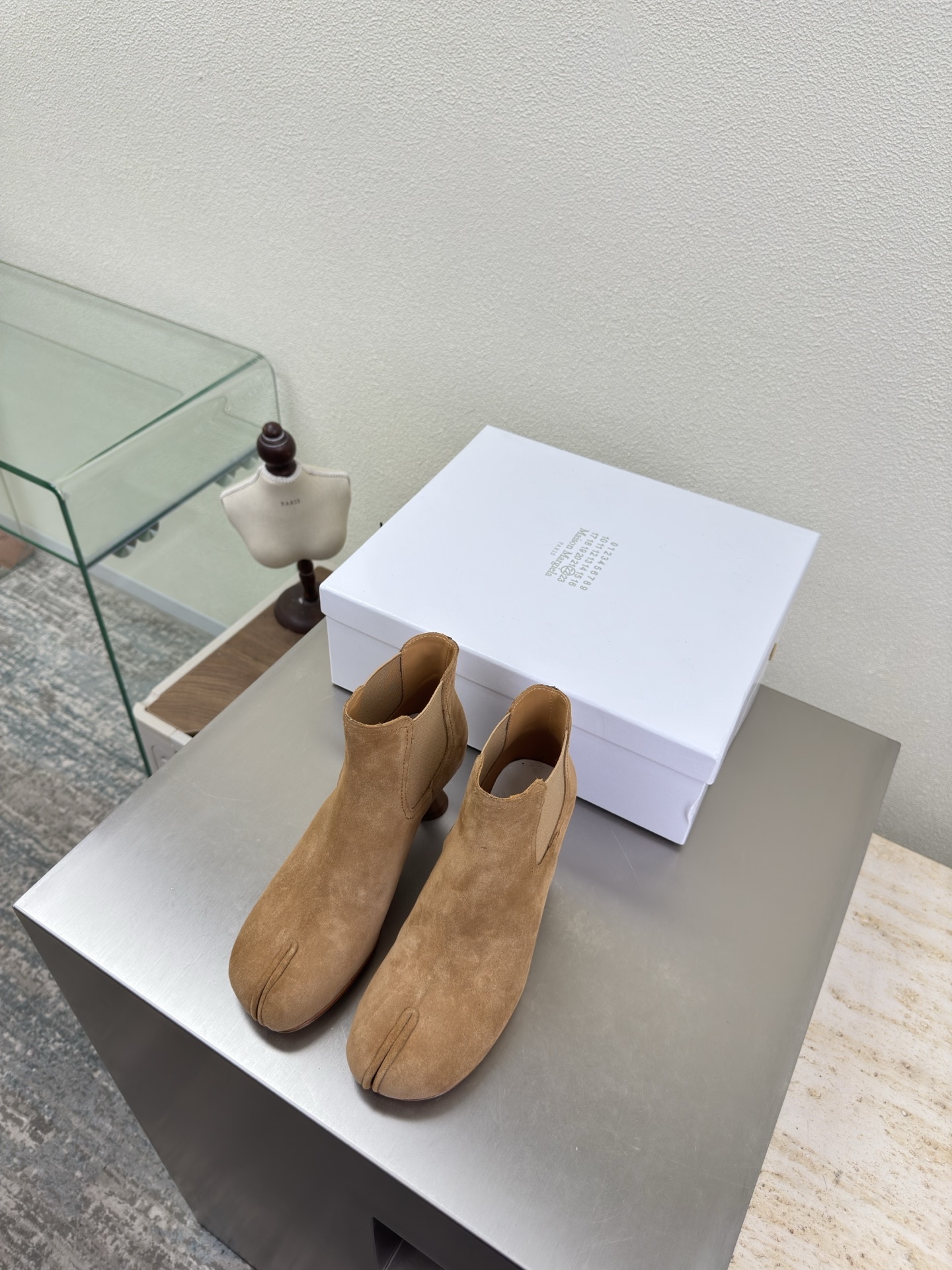 NO:669322,Wine glass heel split-toe elastic boots, slip-on, the latest small 6 boots, khaki cow suede leather lining, Bengal cowhide lining, MaisonMargiela Maison Margiela MM6 is coming!  It smells so good. It has a beautiful and colorful girly feel!   A fashion item not to be missed. Simple and stylish beauty. A must-have item. Fashionable age-reducing tool. Casual and honest feeling. Simple and high-end design. Incorporate the unique logo of MM6. Suitable for daily leisure and vacation. Versatile. Genuinely comfortable. Italian genuine leather outsole. Split design. Original and consistent materials. Standard original order. Please look for our high-quality goods. 35 36 37 38 39 40 41 (40)  41 customized),boots,masion margiela,masion margiela,boots,cowhide,Leather soles19860909酒杯跟型 分趾松紧靴 一脚蹬 最新小6子 土黄色 牛反绒皮 内里 孟加拉牛皮里 MaisonMargiela 马吉拉 MM6  火爆来袭！太香了  靓丽多彩少女感扑面而来！  不容错过的时尚单品 简单又有格调的美 跑量扛把子  必入单品 时尚减龄神器 随性率真的感脚 简单高级的设计 融入MM6独有的标志 同时满足日常 休闲渡假 百搭 真心巴适 意大利真皮大底 分体设计  原版一致材料 对标原单 请认准咱家高货 35 36 37 38 39 40 41（40 41 定制）,靴子,masion margiela,masion margiela,boots,cowhide,Leather soles,Women's Shoes