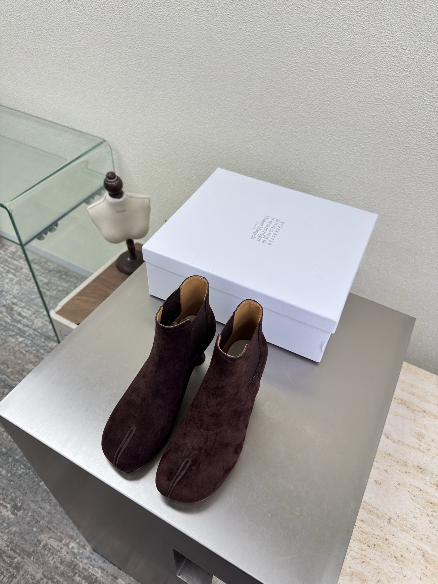 NO:669325,Wine glass heel split-toe elastic boots, slip-on, the latest small 6 boots, deep burgundy, cow suede, lining, Bengal cowhide lining, MaisonMargiela Maison Margiela MM6 is coming!  It smells so good. It has a beautiful and colorful girly feel!   A fashion item not to be missed. Simple and stylish beauty. A must-have item. Fashionable age-reducing tool. Casual and honest feeling. Simple and high-end design. Incorporate the unique logo of MM6. Suitable for daily leisure and vacation. Versatile. Genuinely comfortable. Italian genuine leather outsole. Split design. Original and consistent materials. Standard original order. Please look for our high-quality goods. 35 36 37 38 39 40 41 (40)  41 customized),boots,masion margiela,masion margiela,boots,cowhide,Leather soles19860909酒杯跟型 分趾松紧靴 一脚蹬 最新小6子 深酒红 牛反绒皮 内里 孟加拉牛皮里 MaisonMargiela 马吉拉 MM6  火爆来袭！太香了  靓丽多彩少女感扑面而来！  不容错过的时尚单品 简单又有格调的美 跑量扛把子  必入单品 时尚减龄神器 随性率真的感脚 简单高级的设计 融入MM6独有的标志 同时满足日常 休闲渡假 百搭 真心巴适 意大利真皮大底 分体设计  原版一致材料 对标原单 请认准咱家高货 35 36 37 38 39 40 41（40 41 定制）,靴子,masion margiela,masion margiela,boots,cowhide,Leather soles,Women's Shoes