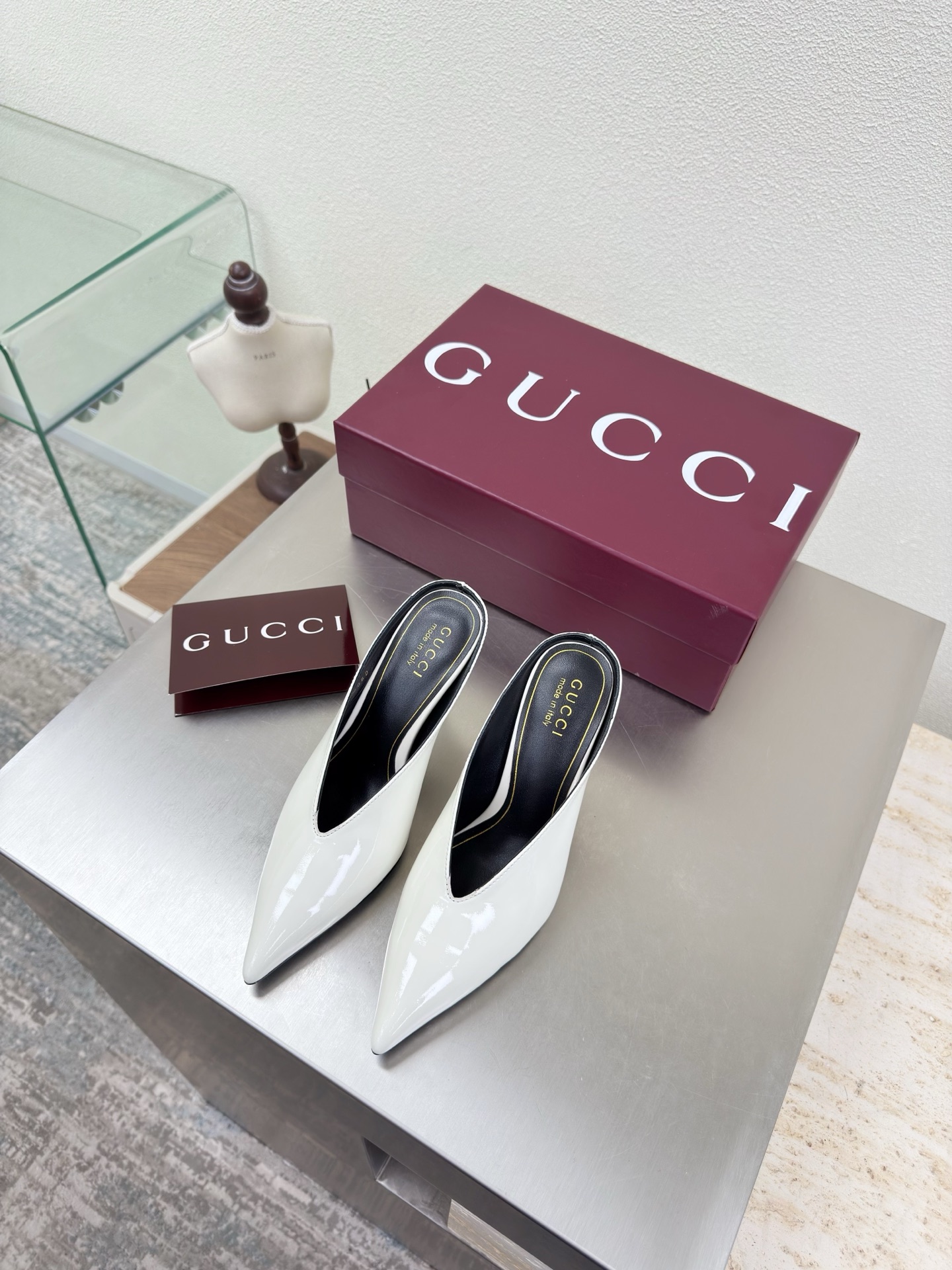 NO:669326,26 high-definition Gucci deep pointed toe slippers, white calf patent leather, saddle buckle, new Gucci hot item, upper with original rhinestone inlay, classic logo, exquisite golden foot logo, genuine leather outsole imported from Italy, sheepskin lining, foot, classic hardware buckle, original customized code number 35 36 37 38 39 40 41 42 (40 41 42 customized)  Comes with original packaging, half-slip heels, gucci, high heels, slippers, sheepskin, Leather soles1986090926高定Gucci深口尖头拖鞋 白色 小牛漆皮 马鞍扣 新款Gucci  爆单品  鞋面采用原版水钻镶嵌 经典logo 精美金色垫脚logo 意大利进口真皮大底 羊皮内里 垫脚 经典五金扣 原版定制  码数35 36 37 38 39 40 41 42 （40 41 42定制） 配原版包装,半拖高跟鞋,gucci,high heels,slippers,sheepskin,Leather soles,Women's Shoes