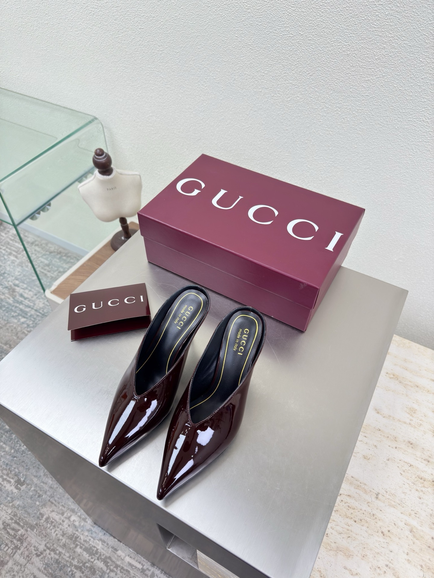 NO:669328,26 high-end Gucci deep pointed toe slippers, dark burgundy, calf patent leather, saddle buckle, new Gucci hot item, upper with original rhinestone inlay, classic logo, exquisite golden foot logo, Italian imported genuine leather outsole, sheepskin lining, foot classic hardware buckle, original custom code number 35 36 37 38 39 40 41 42 (40 41 42 customized)  Comes with original packaging, half-slip heels, gucci, high heels, slippers, sheepskin, Leather soles1986090926高定Gucci深口尖头拖鞋 深酒红色 小牛漆皮 马鞍扣 新款Gucci  爆单品  鞋面采用原版水钻镶嵌 经典logo 精美金色垫脚logo 意大利进口真皮大底 羊皮内里 垫脚 经典五金扣 原版定制  码数35 36 37 38 39 40 41 42 （40 41 42定制） 配原版包装,半拖高跟鞋,gucci,high heels,slippers,sheepskin,Leather soles,Women's Shoes