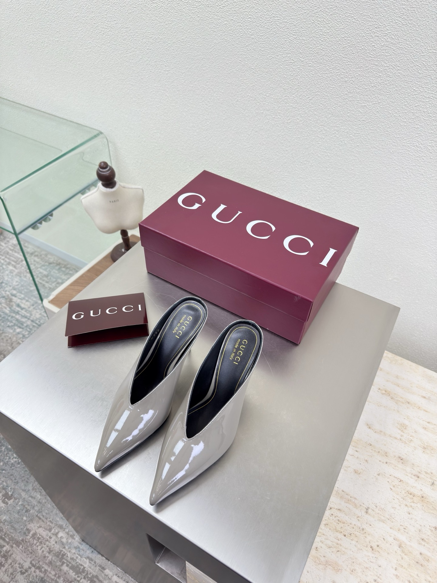 NO:669335,26 high-definition Gucci deep pointed toe slippers, gray calf patent leather, saddle buckle, new Gucci hot item, original rhinestone inlay on the upper, classic logo, exquisite golden foot logo, genuine leather outsole imported from Italy, sheepskin lining, foot classic hardware buckle, original customization, code number 35 36 37 38 39 40 41 42 (40 41 42 customized)  Comes with original packaging, half-slip heels, gucci, high heels, slippers, sheepskin, Leather soles1986090926高定Gucci深口尖头拖鞋 灰色 小牛漆皮 马鞍扣 新款Gucci  爆单品  鞋面采用原版水钻镶嵌 经典logo 精美金色垫脚logo 意大利进口真皮大底 羊皮内里 垫脚 经典五金扣 原版定制  码数35 36 37 38 39 40 41 42 （40 41 42定制） 配原版包装,半拖高跟鞋,gucci,high heels,slippers,sheepskin,Leather soles,Women's Shoes