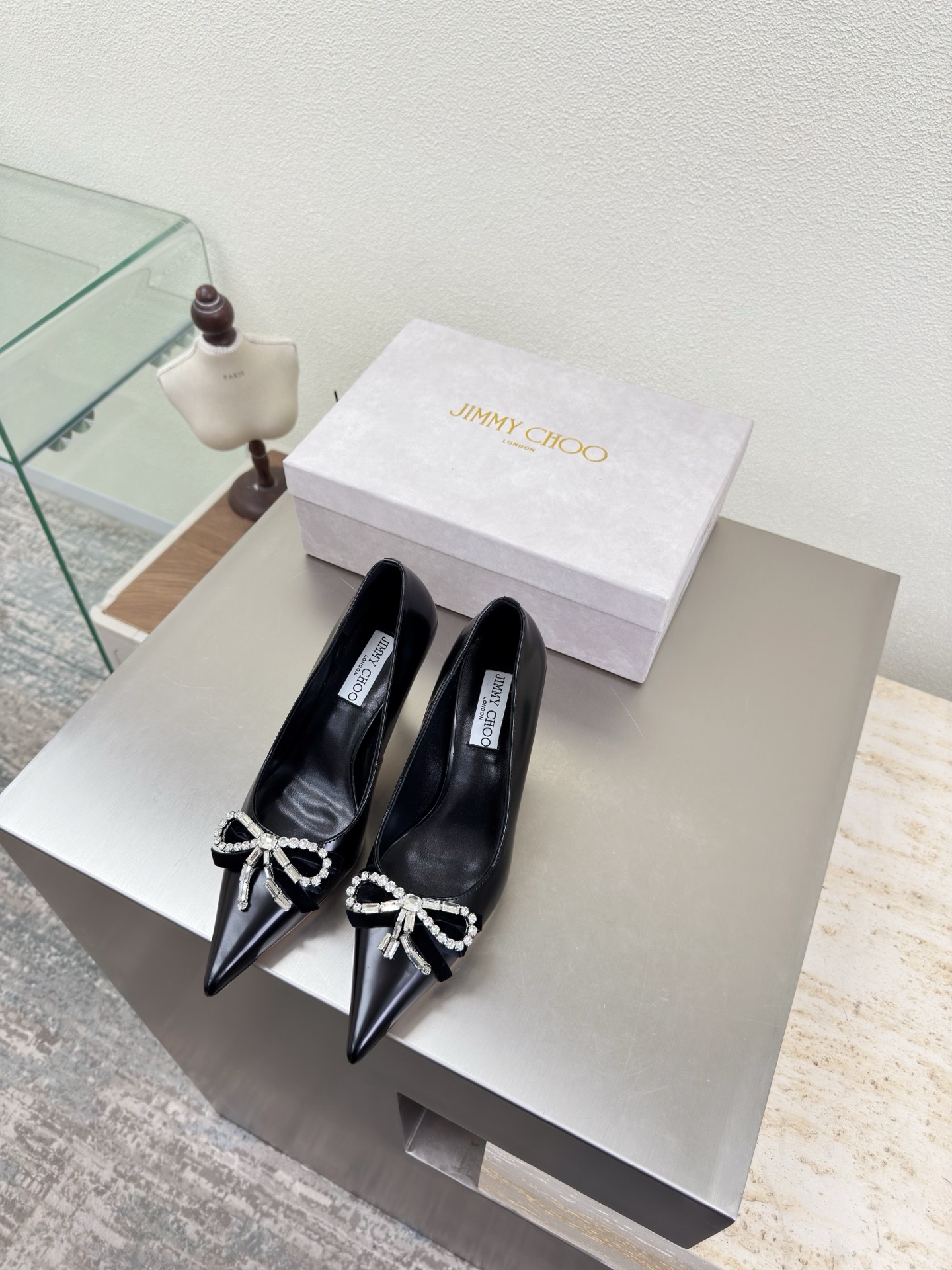 NO:669331,Butterfly Diamond Buckle Accessories Shoes Series JimmyChoo Collins Store Heel Height 7cm Black Calf Patent Leather Jimmy Choo Diamond Buckle Series Classics Recently, many babies have come to the Collins Street store to express their love for this series! They are also currently displayed in the window as store treasures. I believe all the babies passing by the Collins Street store have seen it. Simple brand webbing logo, lambskin lining, Italian genuine leather outsole, equipped with boutique packaging 35 36 37 38  39 40 41 42 (40 41 42 customized), high heels, jimmy choo, high heels, sheepskin, Leather soles19860909蝴蝶钻扣 配饰 单鞋 系列 JimmyChoo Collins Store 跟高 7cm 黑色小牛漆皮 Jimmy Choo 钻扣系列经典之作 最近好多宝宝来到Collins Street店来表白这个系列!他们也作为镇店之宝目前摆在橱窗 相信路过Collins Street店的宝宝都有看到过哦   简约品牌织带logo  小羊皮内里 意大利真皮大底 配置精品包装 35 36 37 38 39 40 41 42（40 41 42 定制）,高跟鞋单鞋,jimmy choo,high heels,sheepskin,Leather soles,Women's Shoes