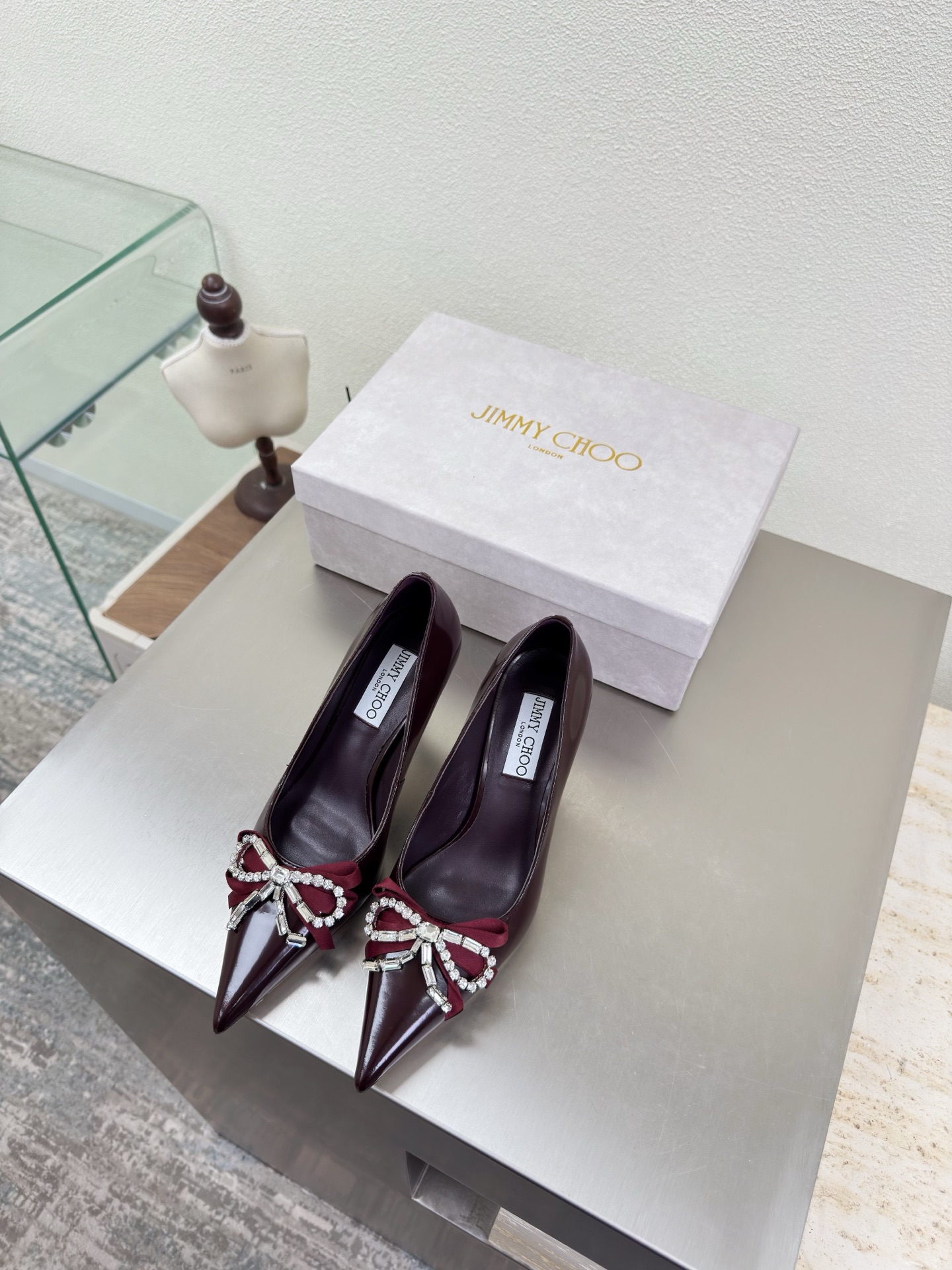 NO:669333,Butterfly Diamond Buckle Accessories Shoes Series JimmyChoo Collins Store Heel Height 7cm Dark Burgundy Calf Patent Leather Jimmy Choo Diamond Buckle Series Classics Recently, many babies have come to the Collins Street store to express their love for this series! They are also currently displayed in the window as the treasure of the store. I believe all the babies passing by the Collins Street store have seen it. Simple brand webbing logo, lambskin lining, Italian genuine leather outsole, equipped with boutique packaging 35 36 37 38  39 40 41 42 (40 41 42 customized), high heels, jimmy choo, high heels, sheepskin, Leather soles19860909蝴蝶钻扣 配饰 单鞋 系列 JimmyChoo Collins Store 跟高 7cm 深酒红小牛漆皮 Jimmy Choo 钻扣系列经典之作 最近好多宝宝来到Collins Street店来表白这个系列!他们也作为镇店之宝目前摆在橱窗 相信路过Collins Street店的宝宝都有看到过哦   简约品牌织带logo  小羊皮内里 意大利真皮大底 配置精品包装 35 36 37 38 39 40 41 42（40 41 42 定制）,高跟鞋单鞋,jimmy choo,high heels,sheepskin,Leather soles,Women's Shoes