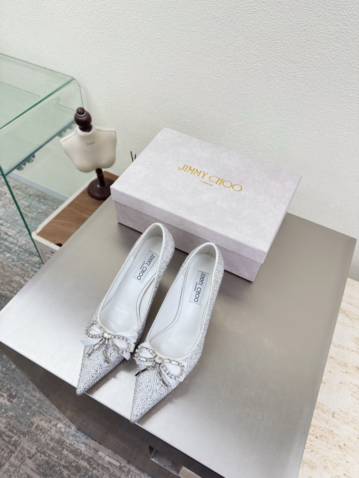 NO:669336,Butterfly Diamond Buckle Accessories Shoes Series JimmyChoo Collins Store Heel Height 7cm Diamond Inlaid Jimmy Choo Diamond Buckle Series Classics Recently, many babies have come to the Collins Street store to express their love for this series! They are also currently displayed in the window as the treasure of the store. I believe all the babies passing by the Collins Street store have seen it. Simple brand webbing logo, lambskin lining, Italian leather outsole, equipped with boutique packaging 35 36 37 38 39  40 41 42 (40 41 42 customized), high heels, jimmy choo, high heels, sheepskin, Leather soles19860909蝴蝶钻扣 配饰 单鞋 系列 JimmyChoo Collins Store 跟高 7cm 钻石镶嵌 Jimmy Choo 钻扣系列经典之作 最近好多宝宝来到Collins Street店来表白这个系列!他们也作为镇店之宝目前摆在橱窗 相信路过Collins Street店的宝宝都有看到过哦   简约品牌织带logo  小羊皮内里 意大利真皮大底 配置精品包装 35 36 37 38 39 40 41 42（40 41 42 定制）,高跟鞋单鞋,jimmy choo,high heels,sheepskin,Leather soles,Women's Shoes