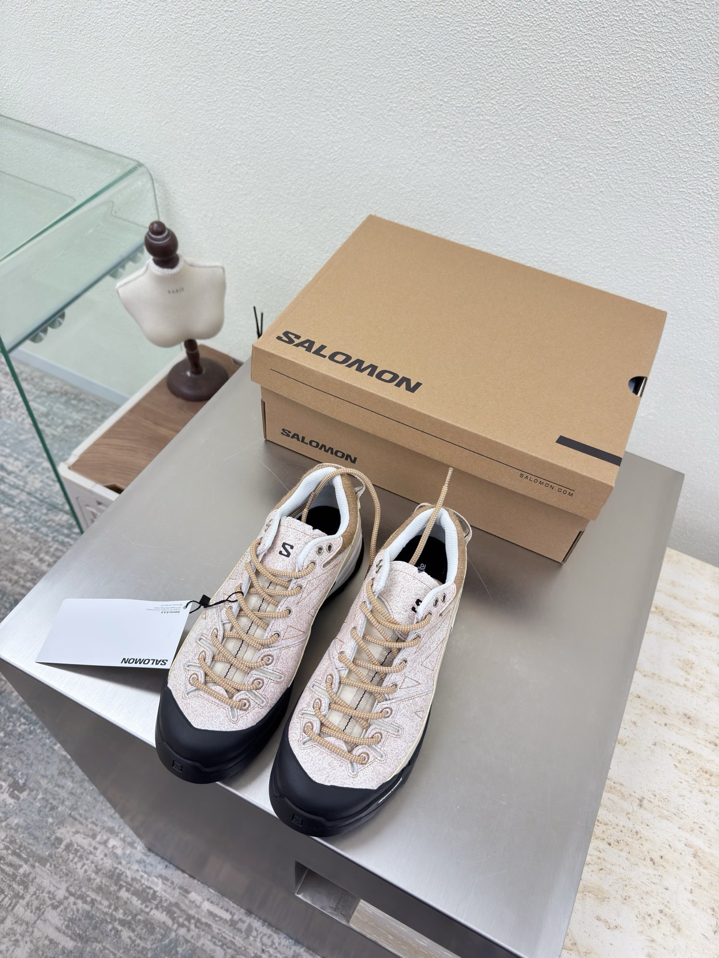 NO:669293,Salomon Mountaineering Shoes for Men and Women Rock Series Men's Model 10 Desert White Correct GRVL version of the upper is more tightly woven, the outer rubber is also anti-fouling and water-repellent, and has good breathability. The toe and midfoot are wider and can adapt to more foot types. The tongue of the semi-inner boot is highly elastic, the front section is sewn with the upper, and the tongue collar is also designed with elastic closure. It is designed for outdoor use and effectively prevents the entry of sand and gravel. Hard flat thread design of shoelaces  Contains hard Hong Kong treasure, medium strength, honeycomb reflective sheet, sponge-filled foot, insole 4MM ORTHOIiTE molded foot pads, outsole made of special rubber material for mountain climbing, supercritical foam popcorn material, technology outsole as comfortable and elastic as wearing a sponge [Strong] [Strong] [Strong] The GRVL version uses a V-shaped tooth pattern with better mountain grip. Number of women's sizes: 35 36 37 38 39 40 41  Men's size 39 40 41 42 43 44 45 original packaging with airplane box, casual shoes/sports shoes, boots, sneakers19860909萨洛蒙 登山鞋 男女款 岩石系列单品  男款10 沙漠白 正确鞋面GRVL版本编织更加紧密、外侧的压胶也有防污防泼水的功效、透气性很好 鞋头和中足较宽、可以适配更多脚型 高弹半内靴鞋舌、前段与鞋面缝合、鞋舌领也是弹力收口设计,针对户外设计、有效防止砂石的进入 鞋带硬质扁平螺纹设计 内有硬质港宝、中等强度,有蜂窝反光片 海绵填充足 鞋垫4MM ORTHOIiTE模压脚垫 大底登山专用橡胶材质大底 超临界发泡爆米花材质、科技大底就像穿在海绵上一样舒服且有弹性[强][强][强]GRVL版本采用的是山地抓地更好的V型齿花 码数女码 35 36 37 38 39 40 41 男码 39 40 41 42 43 44 45 包装原包装配飞机盒,休闲鞋/运动鞋,boots,sneakers,Women's Shoes