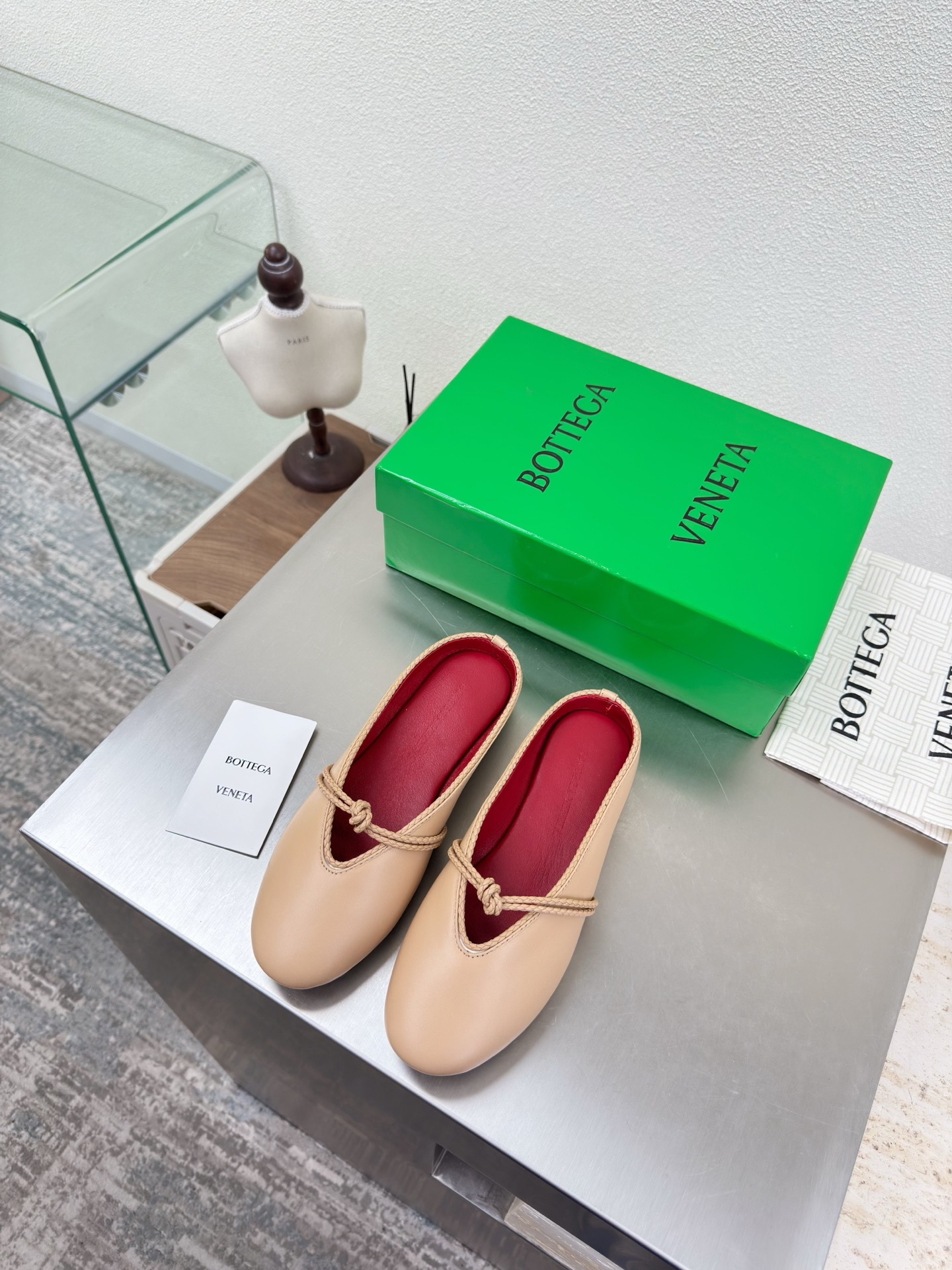 NO:669294,BV knotted Mary Jane slippers, restrained sex with open toes, high-definition color matching, BV Rosa ballet slippers, apricot lambskin, round leather lace, inlaid shoe collar, single shoe series, flat design, soft and comfortable, built-in feet, cloud-like comfort, hand-woven lace, inlaid shoe collar, super soft and comfortable. This classic model is simply BV's latest ceiling. Colorful and versatile, millimeter strips, shoe collar inlay, hand-woven, high-end and comfortable. The fabric is made of high-quality lambskin and is hand-woven.  The foot-padding sheepskin lining is comfortable and high-end. The outsole is made of Italian genuine leather outsole & injection molded rubber process. Light dyeing process is used to match the standard. Original packaging is used. The shoe bag is printed with rubber logo process. The most high-end in the market. Hot melt glue is used to shape the toe and heel. It is easy to rebound and does not deform. Italian computer sewing machine is used for the upper stitching. Fine workmanship. Original packaging is used. Treat customers sincerely. 35 36 37 38 39 40 41 42  (40 41 42 customized), semi-trailer,bottega veneta,mary jane,slippers,sheepskin,Leather soles19860909BV 结绳玛丽珍拖鞋 漏脚趾的内敛sex 高定配色 BV Rosa 芭蕾舞鞋 杏色 小羊皮 圆皮花边 镶嵌鞋口 单鞋系列 平底设计 柔软舒适 内置垫脚 云朵般舒适 手工编织花边 镶嵌鞋口 超级柔软舒适  这款经典款 简直bv最新天花板啦 彩色百搭  毫米抽条 鞋口镶嵌  手工编织而成 高档舒适 面料选用优质小羊皮 手工编织而成  垫脚羊皮内里舒适高端 大底选用意大利真皮大底&注塑橡胶工艺 运用轻染工艺 对标对版 选用原版包装 鞋子布袋采用印胶logo工艺 市场最高端 采用热熔胶定型鞋头 后跟 易回弹不变形  鞋面车线选用意大利电脑针车 做工精细 选用原版包装 真心对待客人 35 36 37 38 39 40 41 42 （40 41 42 定制）,半拖,bottega veneta,mary jane,slippers,sheepskin,Leather soles,Women's Shoes