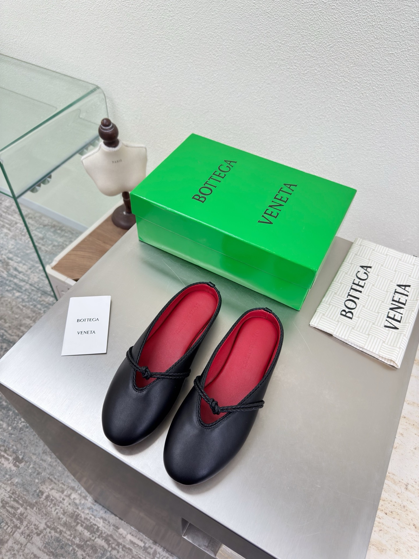 NO:669298,BV knotted Mary Jane slippers, restrained sex with leaked toes, high-definition color matching, BV Rosa ballet slippers, black lambskin, round leather lace, inlaid shoe collar, single shoe series, flat design, soft and comfortable, built-in feet, cloud-like comfort, hand-woven lace, inlaid shoe collar, super soft and comfortable. This classic model is simply bv’s latest ceiling. Colorful and versatile, millimeter strips, shoe collar inlay, hand-woven, high-end and comfortable. The fabric is made of high-quality lambskin and is hand-woven.  The foot-padding sheepskin lining is comfortable and high-end. The outsole is made of Italian genuine leather outsole & injection molded rubber process. Light dyeing process is used to match the standard. Original packaging is used. The shoe bag is printed with rubber logo process. The most high-end in the market. Hot melt glue is used to shape the toe and heel. It is easy to rebound and does not deform. Italian computer sewing machine is used for the upper stitching. Fine workmanship. Original packaging is used. Treat customers sincerely. 35 36 37 38 39 40 41 42  (40 41 42 customized), semi-trailer,bottega veneta,mary jane,slippers,sheepskin,Leather soles19860909BV 结绳玛丽珍拖鞋 漏脚趾的内敛sex 高定配色 BV Rosa 芭蕾舞鞋 黑色 小羊皮 圆皮花边 镶嵌鞋口 单鞋系列 平底设计 柔软舒适 内置垫脚 云朵般舒适 手工编织花边 镶嵌鞋口 超级柔软舒适  这款经典款 简直bv最新天花板啦 彩色百搭  毫米抽条 鞋口镶嵌  手工编织而成 高档舒适 面料选用优质小羊皮 手工编织而成  垫脚羊皮内里舒适高端 大底选用意大利真皮大底&注塑橡胶工艺 运用轻染工艺 对标对版 选用原版包装 鞋子布袋采用印胶logo工艺 市场最高端 采用热熔胶定型鞋头 后跟 易回弹不变形  鞋面车线选用意大利电脑针车 做工精细 选用原版包装 真心对待客人 35 36 37 38 39 40 41 42 （40 41 42 定制）,半拖,bottega veneta,mary jane,slippers,sheepskin,Leather soles,Women's Shoes