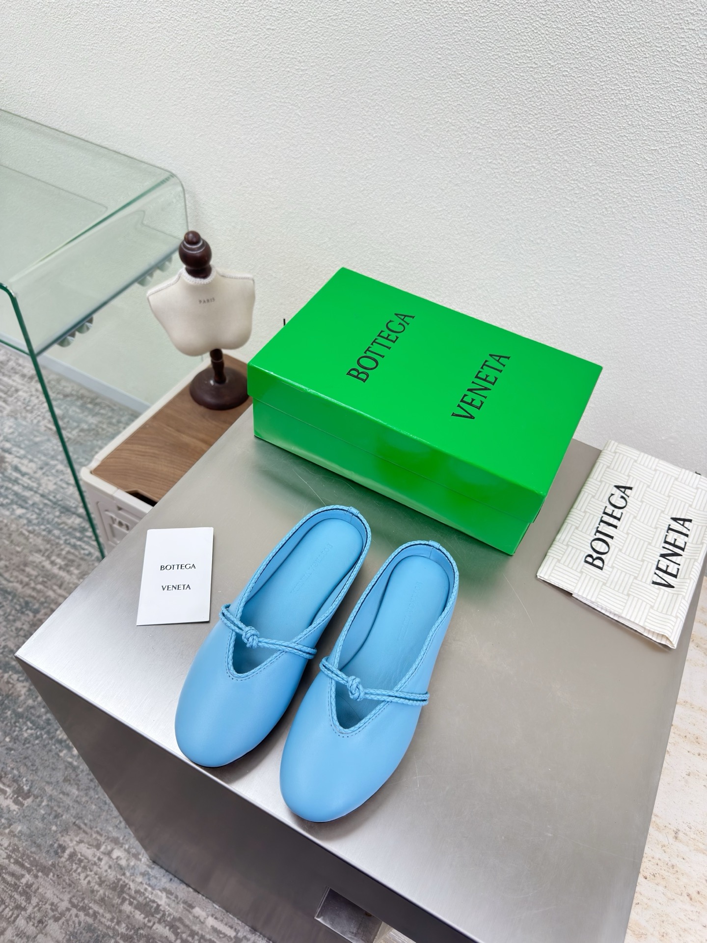 NO:669301,BV knotted Mary Jane slippers, restrained sex with leaked toes, high-definition color matching, BV Rosa ballet slippers, light blue, lambskin, round leather lace, inlaid shoe collar, single shoe series, flat design, soft and comfortable, built-in feet, cloud-like comfort, hand-woven lace, inlaid shoe collar, super soft and comfortable. This classic model is simply BV's latest ceiling. Colorful and versatile, millimeter strips, shoe collar inlay, hand-woven, high-end and comfortable. The fabric is made of high-quality lambskin and is hand-woven.  The foot-padding sheepskin lining is comfortable and high-end. The outsole is made of Italian genuine leather outsole & injection molded rubber process. Light dyeing process is used to match the standard. Original packaging is used. The shoe bag is printed with rubber logo process. The most high-end in the market. Hot melt glue is used to shape the toe and heel. It is easy to rebound and does not deform. Italian computer sewing machine is used for the upper stitching. Fine workmanship. Original packaging is used. Treat customers sincerely. 35 36 37 38 39 40 41 42  (40 41 42 customized), semi-trailer,bottega veneta,mary jane,slippers,sheepskin,Leather soles19860909BV 结绳玛丽珍拖鞋 漏脚趾的内敛sex 高定配色 BV Rosa 芭蕾舞鞋 淡蓝色 小羊皮 圆皮花边 镶嵌鞋口 单鞋系列 平底设计 柔软舒适 内置垫脚 云朵般舒适 手工编织花边 镶嵌鞋口 超级柔软舒适  这款经典款 简直bv最新天花板啦 彩色百搭  毫米抽条 鞋口镶嵌  手工编织而成 高档舒适 面料选用优质小羊皮 手工编织而成  垫脚羊皮内里舒适高端 大底选用意大利真皮大底&注塑橡胶工艺 运用轻染工艺 对标对版 选用原版包装 鞋子布袋采用印胶logo工艺 市场最高端 采用热熔胶定型鞋头 后跟 易回弹不变形  鞋面车线选用意大利电脑针车 做工精细 选用原版包装 真心对待客人 35 36 37 38 39 40 41 42 （40 41 42 定制）,半拖,bottega veneta,mary jane,slippers,sheepskin,Leather soles,Women's Shoes