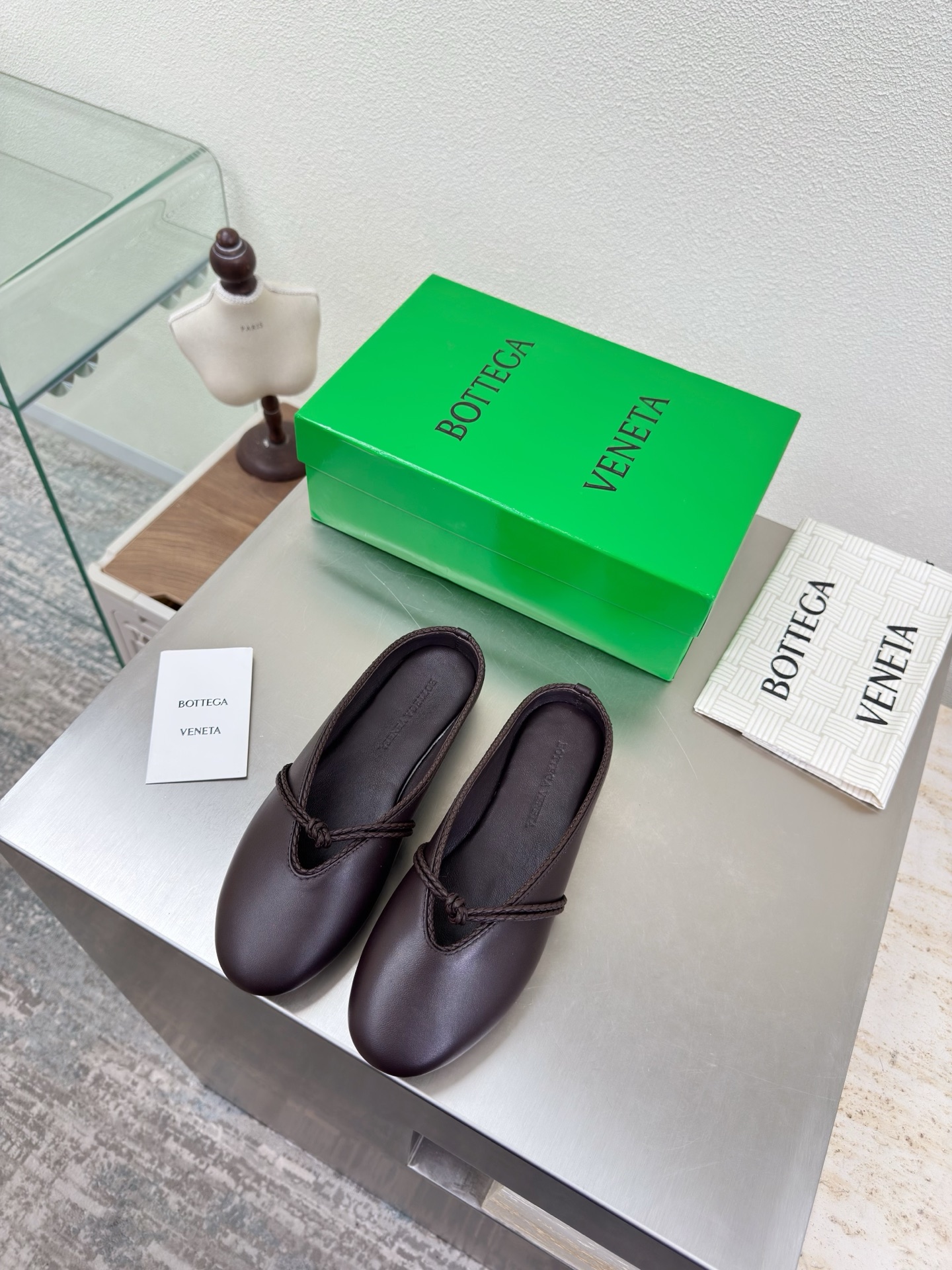 NO:669302,BV knotted Mary Jane slippers, restrained sex with leaked toes, high-definition color matching, BV Rosa ballet slippers, brown lambskin, round leather lace, inlaid shoe collar, single shoe series, flat design, soft and comfortable, built-in feet, cloud-like comfort, hand-woven lace, inlaid shoe collar, super soft and comfortable. This classic model is simply BV's latest ceiling. Colorful and versatile, millimeter strips, shoe collar inlay, hand-woven, high-end and comfortable. The fabric is made of high-quality lambskin and is hand-woven.  The foot-padding sheepskin lining is comfortable and high-end. The outsole is made of Italian genuine leather outsole & injection molded rubber process. Light dyeing process is used to match the standard. Original packaging is used. The shoe bag is printed with rubber logo process. The most high-end in the market. Hot melt glue is used to shape the toe and heel. It is easy to rebound and does not deform. Italian computer sewing machine is used for the upper stitching. Fine workmanship. Original packaging is used. Treat customers sincerely. 35 36 37 38 39 40 41 42  (40 41 42 customized), semi-trailer,bottega veneta,mary jane,slippers,sheepskin,Leather soles19860909BV 结绳玛丽珍拖鞋 漏脚趾的内敛sex 高定配色 BV Rosa 芭蕾舞鞋 咖啡色 小羊皮 圆皮花边 镶嵌鞋口 单鞋系列 平底设计 柔软舒适 内置垫脚 云朵般舒适 手工编织花边 镶嵌鞋口 超级柔软舒适  这款经典款 简直bv最新天花板啦 彩色百搭  毫米抽条 鞋口镶嵌  手工编织而成 高档舒适 面料选用优质小羊皮 手工编织而成  垫脚羊皮内里舒适高端 大底选用意大利真皮大底&注塑橡胶工艺 运用轻染工艺 对标对版 选用原版包装 鞋子布袋采用印胶logo工艺 市场最高端 采用热熔胶定型鞋头 后跟 易回弹不变形  鞋面车线选用意大利电脑针车 做工精细 选用原版包装 真心对待客人 35 36 37 38 39 40 41 42 （40 41 42 定制）,半拖,bottega veneta,mary jane,slippers,sheepskin,Leather soles,Women's Shoes