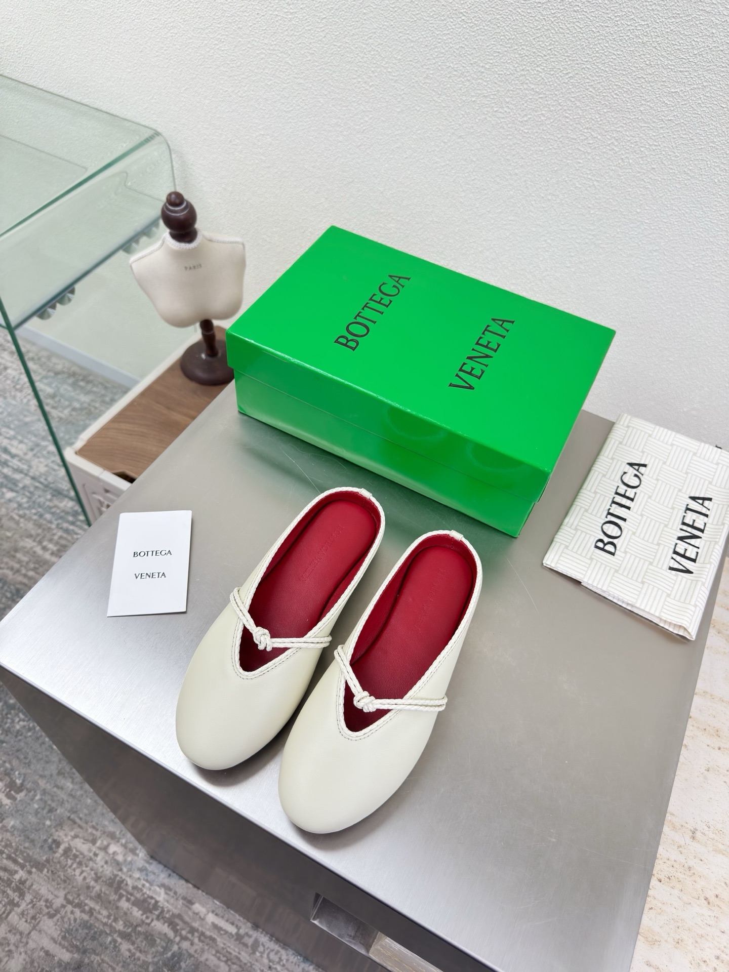 NO:669305,BV knotted Mary Jane slippers, restrained sex with leaked toes, high-definition color matching, BV Rosa ballet shoes, off-white, lambskin, round leather lace, inlaid shoe collar, single shoe series, flat design, soft and comfortable, built-in feet, cloud-like comfort, hand-woven lace, inlaid shoe collar, super soft and comfortable. This classic model is simply BV's latest ceiling. Colorful and versatile, millimeter strips, shoe collar inlay, hand-woven, high-end and comfortable. The fabric is made of high-quality lambskin and is hand-woven.  The foot-padding sheepskin lining is comfortable and high-end. The outsole is made of Italian genuine leather outsole & injection molded rubber process. Light dyeing process is used to match the standard. Original packaging is used. The shoe bag is printed with rubber logo process. The most high-end in the market. Hot melt glue is used to shape the toe and heel. It is easy to rebound and does not deform. Italian computer sewing machine is used for the upper stitching. Fine workmanship. Original packaging is used. Treat customers sincerely. 35 36 37 38 39 40 41 42  (40 41 42 customized), semi-trailer,bottega veneta,mary jane,slippers,sheepskin,Leather soles19860909BV 结绳玛丽珍拖鞋 漏脚趾的内敛sex 高定配色 BV Rosa 芭蕾舞鞋 米白色 小羊皮 圆皮花边 镶嵌鞋口 单鞋系列 平底设计 柔软舒适 内置垫脚 云朵般舒适 手工编织花边 镶嵌鞋口 超级柔软舒适  这款经典款 简直bv最新天花板啦 彩色百搭  毫米抽条 鞋口镶嵌  手工编织而成 高档舒适 面料选用优质小羊皮 手工编织而成  垫脚羊皮内里舒适高端 大底选用意大利真皮大底&注塑橡胶工艺 运用轻染工艺 对标对版 选用原版包装 鞋子布袋采用印胶logo工艺 市场最高端 采用热熔胶定型鞋头 后跟 易回弹不变形  鞋面车线选用意大利电脑针车 做工精细 选用原版包装 真心对待客人 35 36 37 38 39 40 41 42 （40 41 42 定制）,半拖,bottega veneta,mary jane,slippers,sheepskin,Leather soles,Women's Shoes