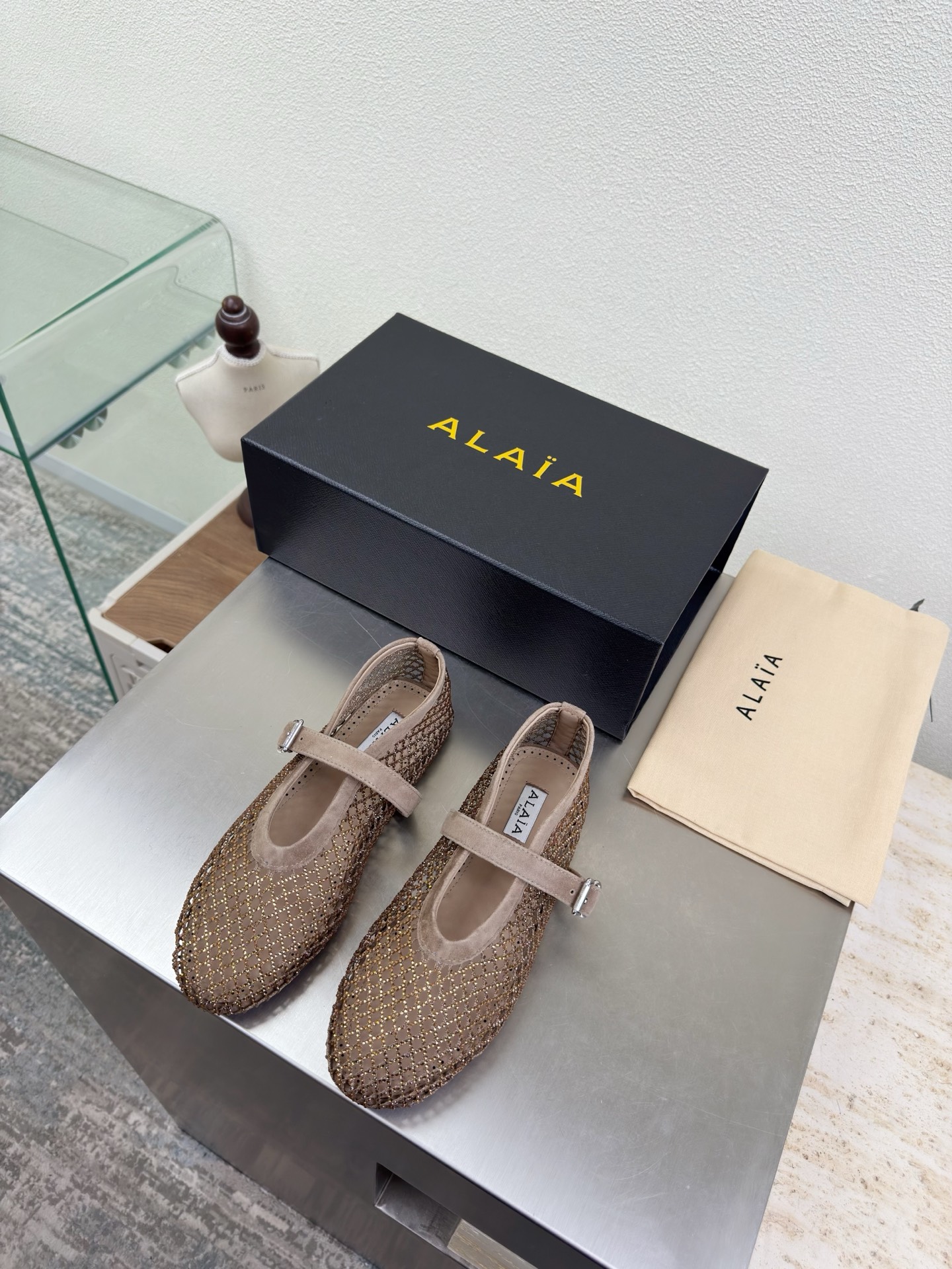 NO:669310,Net Diamond Series Exquisite diamond inlaid Alaia slippers from Paris, apricot color, love at first sight, pure hand high-end, classic, Alaia has another sexy side. With different styles, different styles can be easily controlled, whether jeans, suit pants, or pleated skirts, it can upgrade your outfit to fashion, elegance and excellence. The fabric is made of original materials, with the ultimate sexy lining, foot pads, sheepskin outsole, original consistent outsole 34 35 36 37 38 39  40 41 42 (34 40 41 42 customized) configured with original packaging, ballet shoes, alaia, slippers, skirts, jeans, business suit, sheepskin19860909网钻系列 精致钻石镶嵌 Alaia 拖鞋来自巴黎 杏色一见倾心 纯手高级 经典 阿莱娅还有另外性感的一面  配上不同款式,不同风格都能轻松驾驭,无论牛仔裤,西装裤,还是百褶裙,都能将你的穿搭提升到时尚,优雅和卓越之中 面料选用原版材质 搭配性感极致 内里 垫脚 羊皮 大底原版一致大底 34 35 36 37 38 39 40 41 42 (34 40 41 42 定制) 配置原版包装,芭蕾舞鞋,alaia,slippers,skirts,jeans,business suit,sheepskin,Women's Shoes