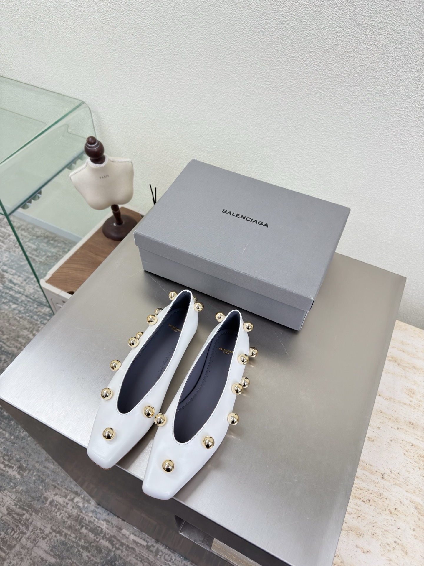 NO:669300,Metal ball Haute couture series BALENCIAG Exclusive special metal ball decoration Fabric Calf open edge lining Lambskin White Top version All matching materials Continue demna's rebellious attitude towards mainstream gorgeous fashion Through dyeing process Big logo Special heel design With family logo Italian leather outsole Size 34 35 36 37 38 39 40 41 (34 40 41  Customization is non-returnable) Comes with original packaging, single shoes, balenciaga, sheepskin, Leather soles19860909金属圆球 高定系列 BALENCIAG 专属特别金属圆球装饰 面料 小牛开边朱 内里 小羊皮 白色  顶级版本 全部对版材料 继续着demna式的对主流华丽时尚的反叛态度 透染工艺 大logo 特别跟型设计 带家族logo 意大利真皮大底 码数34 35 36 37 38 39 40 41（34 40 41 定制不退换） 配原版包装,单鞋,balenciaga,sheepskin,Leather soles,Women's Shoes
