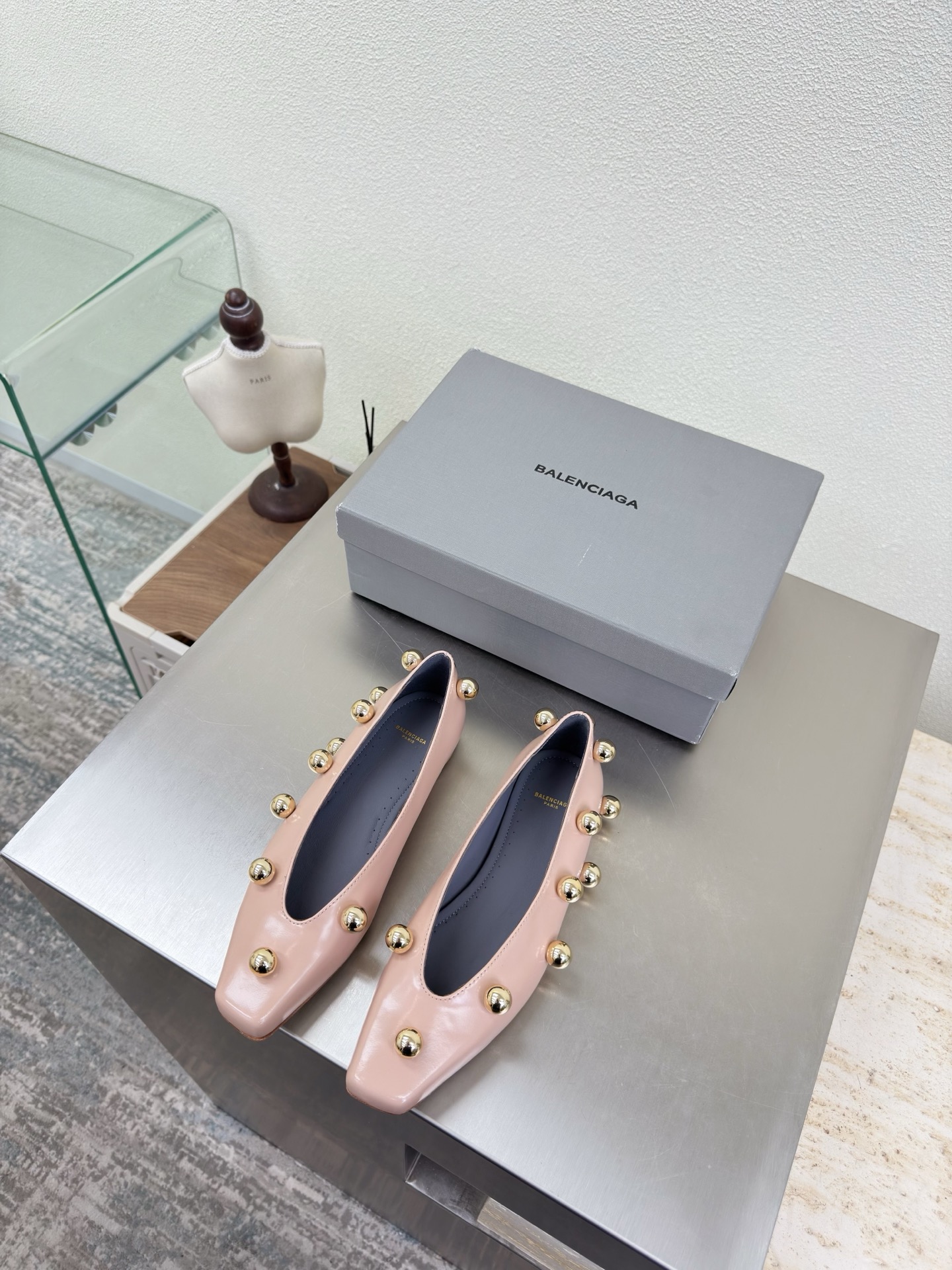 NO:669303,Metal Ball Haute Couture Series BALENCIAG Exclusive special metal ball decoration Fabric Calf open-edge vermilion Lining Lambskin Apricot top version All matching materials Continue demna's rebellious attitude towards mainstream gorgeous fashion Through dyeing process Big logo Special heel design With family logo Italian genuine leather outsole Size 34 35 36 37 38 39 40 41 (34 40 41  Customization is non-returnable) Comes with original packaging, single shoes, balenciaga, sheepskin, Leather soles19860909金属圆球 高定系列 BALENCIAG 专属特别金属圆球装饰 面料 小牛开边朱 内里 小羊皮 杏色  顶级版本 全部对版材料 继续着demna式的对主流华丽时尚的反叛态度 透染工艺 大logo 特别跟型设计 带家族logo 意大利真皮大底 码数34 35 36 37 38 39 40 41（34 40 41 定制不退换） 配原版包装,单鞋,balenciaga,sheepskin,Leather soles,Women's Shoes