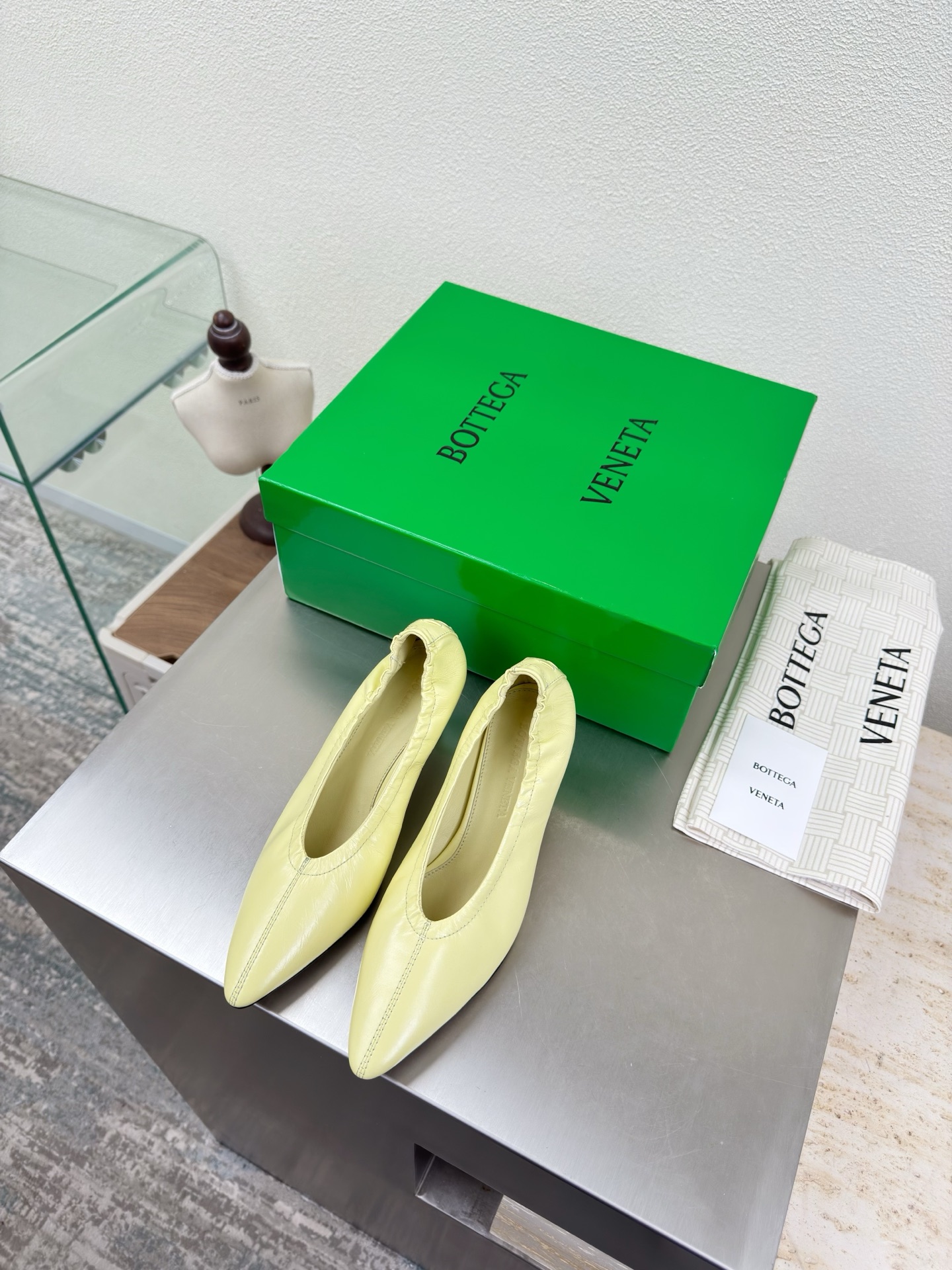 NO:669280,BV women's Sofia ballet shoes leather ballet shoes goose yellow butter leather family elements woven series high version small round toe essential for commuting BV early autumn series are so beautiful. The elegant materials used in shoes are intellectual, elegant and capable. The full high-end design is beautiful~~ The fabric is made of original uniform butter leather and the shaping technology pursues the perfection of internal craftsmanship. The heels and feet are made of lambskin, never sloppy. Original outsole craftsmanship is a classic of the brand.  The new season uses Italian genuine leather outsole with clear dyeing technology and rubber square technology. Comfortable and high-end flat design makes travel more comfortable and confident. 35 36 37 38 39 40 41 42 (40 41 42 customized code number). Equipped with original packaging. Hot glue process logo bag, high-heeled shoes, bottega veneta, high heels, sheepskin, Leather soles.19860909BV 女士 Sofia 芭蕾舞鞋 皮革芭蕾舞鞋 鹅黄色 牛油皮 家族元素 编织系列 高版本 小圆头 通勤必备 BV早秋系列 都好美啊  优雅材质运用在鞋履上知性优雅干练  满满的高级感设计美美哒～～  面料选用原版一致牛油皮 以及定型科技追求内部工艺完美   鞋跟 垫脚选用小羊皮 绝不马虎 原版  大底工艺 品牌经典之作 新季选用意大利真皮大底 配合清染技术 搭配橡胶方块工艺  舒适高端 平底 设计 让出行更舒适 自信   35 36 37 38 39 40 41 42  (40 41 42定制码数)  配置原版包装 烫胶工艺logo布袋,高跟鞋单鞋,bottega veneta,high heels,sheepskin,Leather soles,Women's Shoes