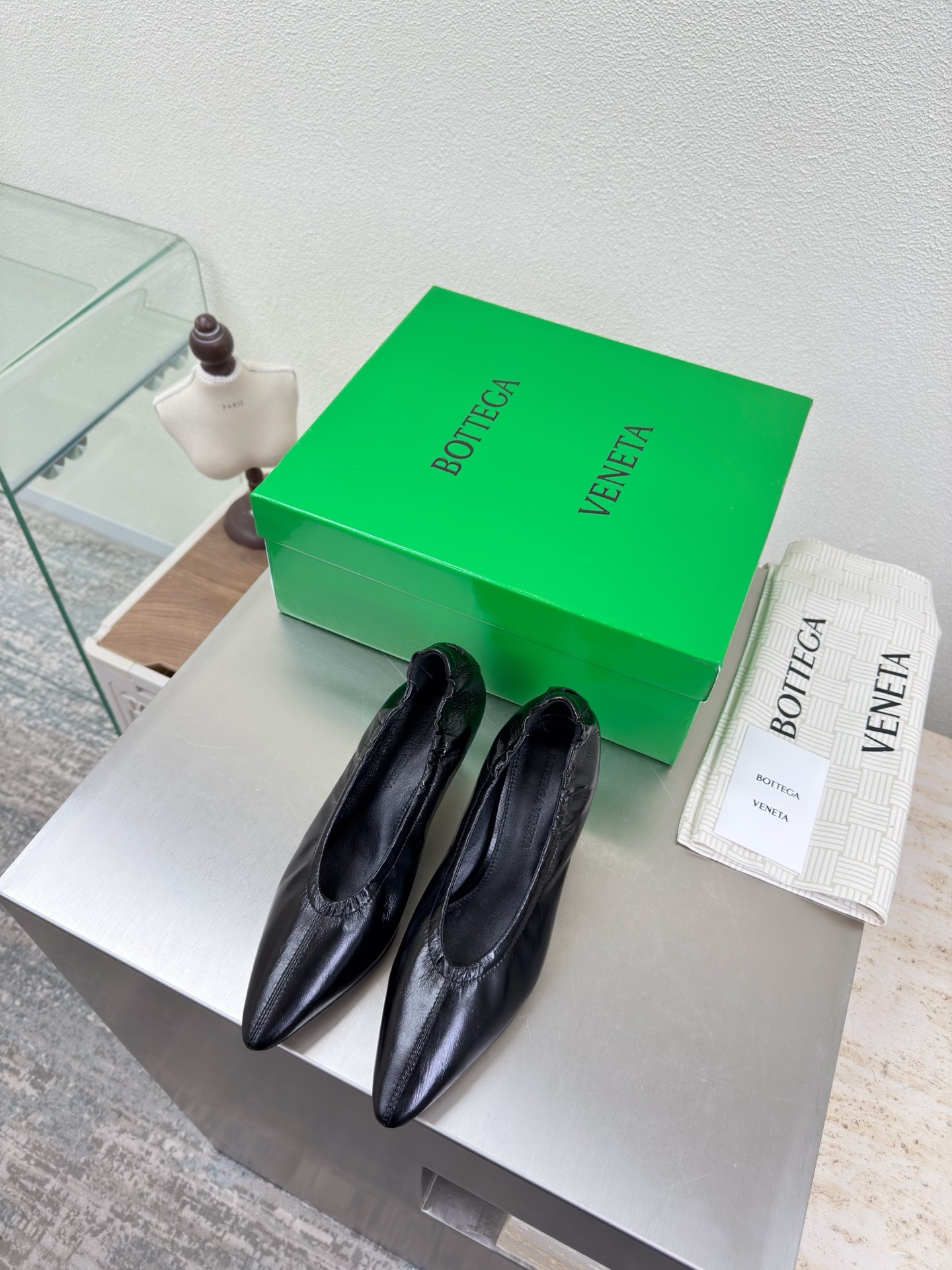 NO:669291,BV Women's Sofia Ballet Shoes Leather Ballet Shoes Black Butter Leather Family Elements Braided Series High Version Small Round Toe Necessary for Commuting BV Pre-Autumn Series They are all so beautiful. Elegant materials are used in shoes that are intellectually elegant and capable. The full high-end design is beautiful~~ The fabric is made of original uniform butter leather and the shaping technology pursues the perfection of internal craftsmanship. The heels and foot pads are made of lambskin, never sloppy. Original outsole craftsmanship is a classic of the brand.  The new season uses Italian genuine leather outsole with clear dyeing technology and rubber square technology. Comfortable and high-end flat design makes travel more comfortable and confident. 35 36 37 38 39 40 41 42 (40 41 42 customized code number). Equipped with original packaging. Hot glue process logo bag, high-heeled shoes, bottega veneta, high heels, sheepskin, Leather soles.19860909BV 女士 Sofia 芭蕾舞鞋 皮革芭蕾舞鞋 黑色 牛油皮 家族元素 编织系列 高版本 小圆头 通勤必备 BV早秋系列 都好美啊  优雅材质运用在鞋履上知性优雅干练  满满的高级感设计美美哒～～  面料选用原版一致牛油皮 以及定型科技追求内部工艺完美   鞋跟 垫脚选用小羊皮 绝不马虎 原版  大底工艺 品牌经典之作 新季选用意大利真皮大底 配合清染技术 搭配橡胶方块工艺  舒适高端 平底 设计 让出行更舒适 自信   35 36 37 38 39 40 41 42  (40 41 42定制码数)  配置原版包装 烫胶工艺logo布袋,高跟鞋单鞋,bottega veneta,high heels,sheepskin,Leather soles,Women's Shoes