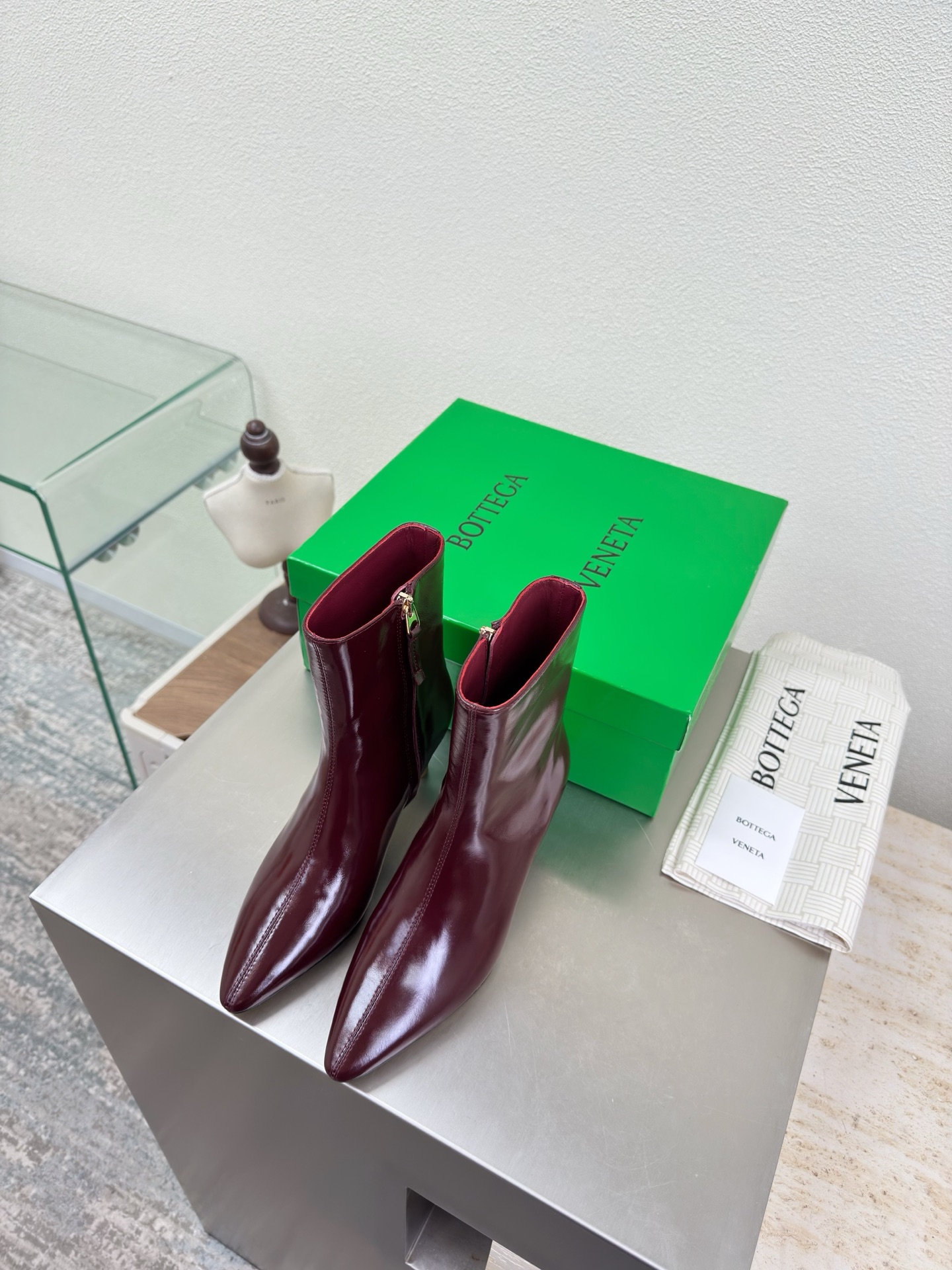 NO:669268,BV Women's Sofia comfortable ankle boots, calf butter leather, 7cm heel height, hand-woven back collar decoration, super soft and comfortable, burgundy butter leather, family elements, woven series, high version, small round toe, a must-have for commuting. BV early autumn series are so beautiful. The use of elegant materials in shoes is intellectual, elegant and capable. The full high-end design is beautiful~~ The fabric is made of original butter leather and the shaping technology pursues the perfection of internal craftsmanship. Heel  The foot pads are made of lambskin, never sloppy. The original outsole craftsmanship is a classic of the brand. The new season uses Italian genuine leather outsole with clear dyeing technology and rubber square craftsmanship. Comfortable and high-end. Flat design makes travel more comfortable and confident. 35 36 37 38 39 40 41 42 (40 41 42 customized code number). Equipped with original packaging. Hot glue process logo bag, boots, bottega.  veneta,boots,sheepskin,Leather soles19860909BV 女士 Sofia 舒适踝靴 小牛油皮 7cm跟高 手工编织后鞋口装饰 超软超舒适 酒红色 牛油皮 家族元素 编织系列 高版本 小圆头 通勤必备 BV早秋系列 都好美啊  优雅材质运用在鞋履上知性优雅干练  满满的高级感设计美美哒～～  面料选用原版一致牛油皮 以及定型科技追求内部工艺完美   鞋跟 垫脚选用小羊皮 绝不马虎 原版  大底工艺 品牌经典之作 新季选用意大利真皮大底 配合清染技术 搭配橡胶方块工艺  舒适高端 平底 设计 让出行更舒适 自信   35 36 37 38 39 40 41 42  (40 41 42定制码数)  配置原版包装 烫胶工艺logo布袋,靴子,bottega veneta,boots,sheepskin,Leather soles,Women's Shoes