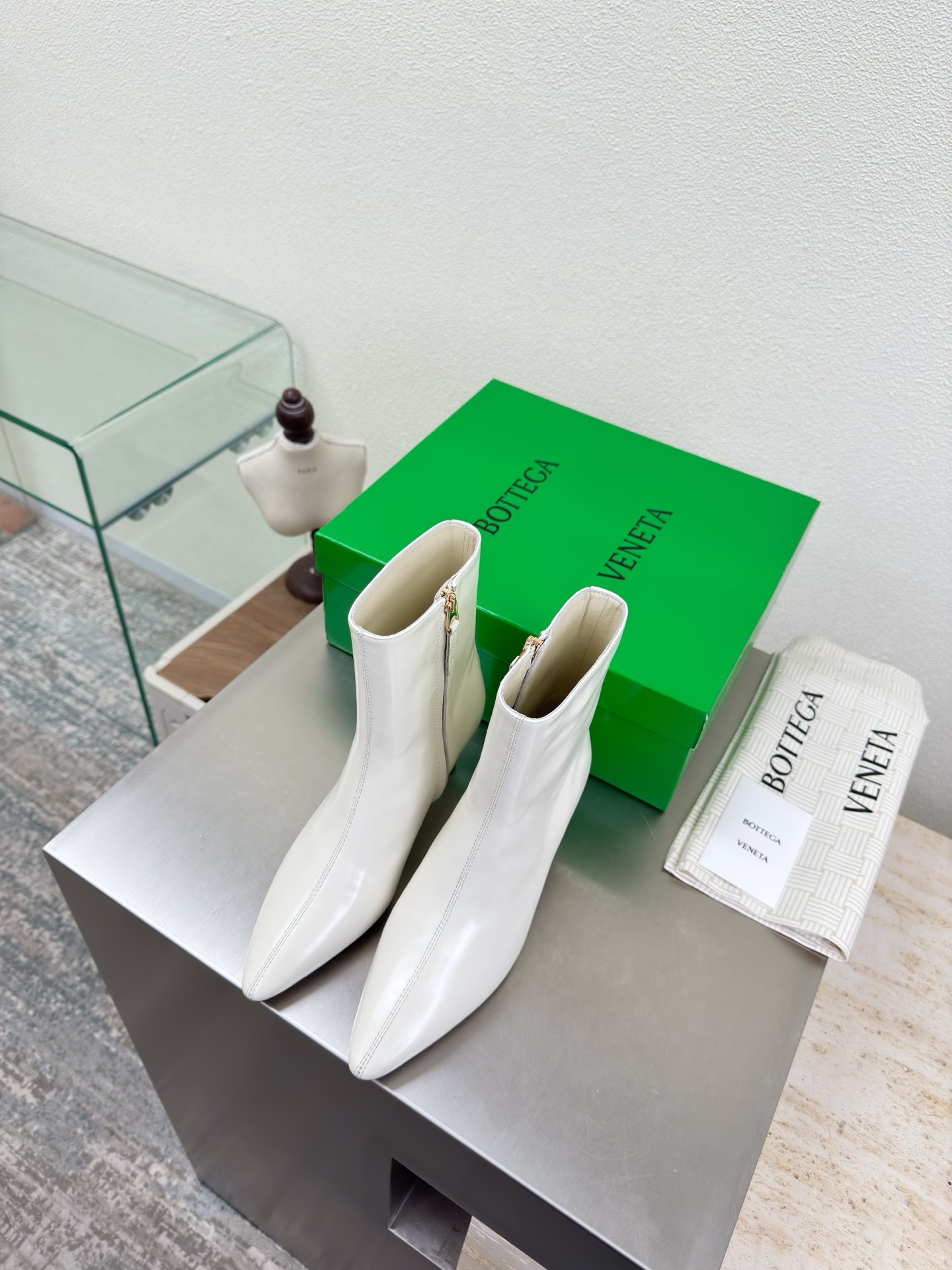 NO:669275,BV Women's Sofia comfortable ankle boots, calf butter leather, 7cm heel height, hand-woven back collar decoration, super soft and comfortable, white butter leather, family elements, woven series, high version, small round toe, a must-have for commuting. BV early autumn series are so beautiful. Elegant materials are used in shoes that are intellectual, elegant and capable. The full high-end design is beautiful~~ The fabric is made of original butter leather and the shaping technology pursues the perfection of internal craftsmanship. Heel  The foot pads are made of lambskin, never sloppy. The original outsole craftsmanship is a classic of the brand. The new season uses Italian genuine leather outsole with clear dyeing technology and rubber square craftsmanship. Comfortable and high-end. Flat design makes travel more comfortable and confident. 35 36 37 38 39 40 41 42 (40 41 42 customized code number). Equipped with original packaging. Hot glue process logo bag, boots, bottega.  veneta,boots,sheepskin,Leather soles19860909BV 女士 Sofia 舒适踝靴 小牛油皮 7cm跟高 手工编织后鞋口装饰 超软超舒适 白色 牛油皮 家族元素 编织系列 高版本 小圆头 通勤必备 BV早秋系列 都好美啊  优雅材质运用在鞋履上知性优雅干练  满满的高级感设计美美哒～～  面料选用原版一致牛油皮 以及定型科技追求内部工艺完美   鞋跟 垫脚选用小羊皮 绝不马虎 原版  大底工艺 品牌经典之作 新季选用意大利真皮大底 配合清染技术 搭配橡胶方块工艺  舒适高端 平底 设计 让出行更舒适 自信   35 36 37 38 39 40 41 42  (40 41 42定制码数)  配置原版包装 烫胶工艺logo布袋,靴子,bottega veneta,boots,sheepskin,Leather soles,Women's Shoes