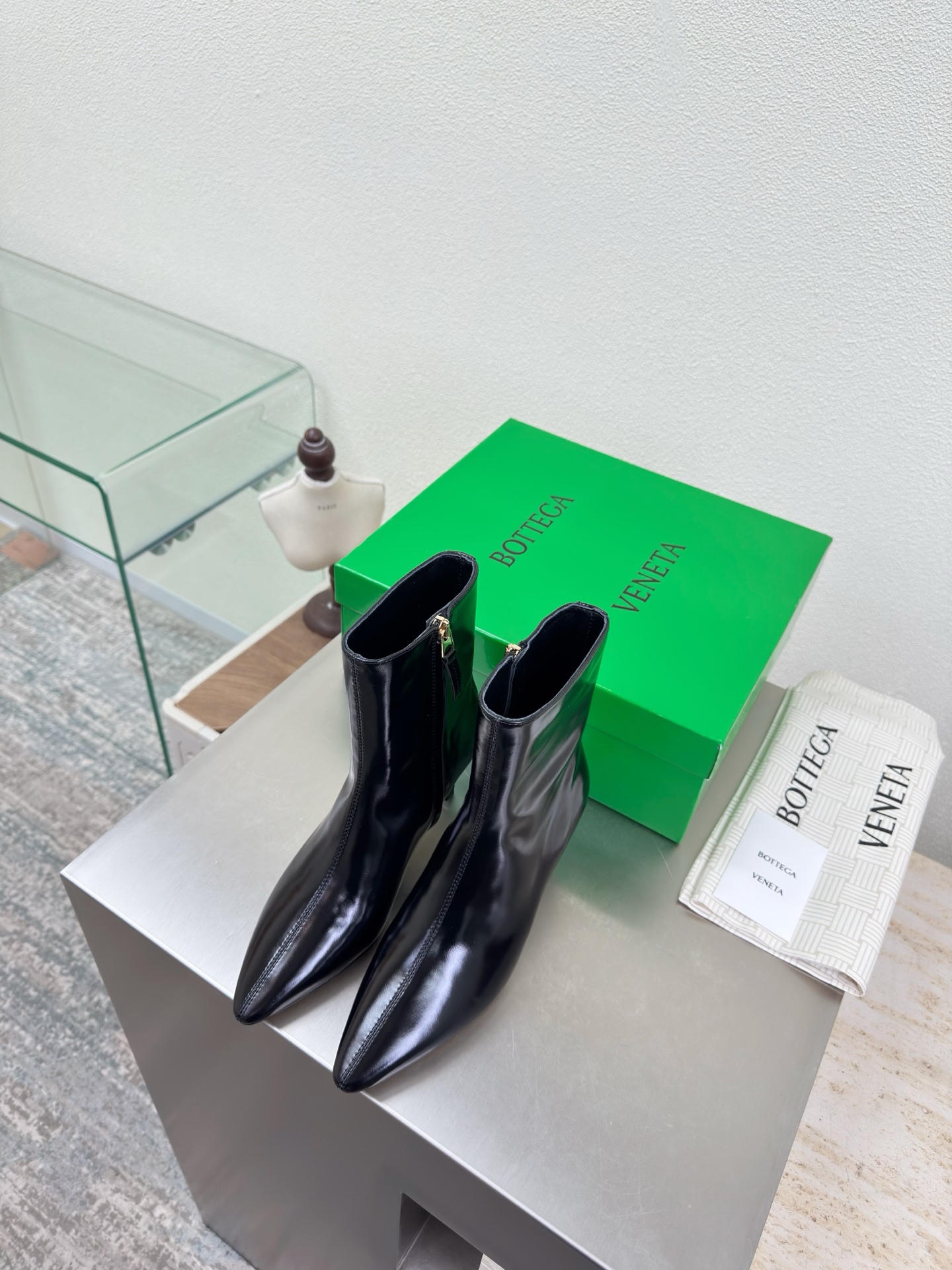 NO:669278,BV Women's Sofia comfortable ankle boots, calf butter leather, 7cm heel height, hand-woven back collar decoration, super soft and comfortable, black butter leather, family elements, woven series, high version, small round toe, a must-have for commuting. BV early autumn series are so beautiful. Elegant materials are used in shoes that are intellectual, elegant and capable. The full high-end design is beautiful~~ The fabric is made of original uniform butter leather and the shaping technology pursues the perfection of internal craftsmanship. Heel  The foot pads are made of lambskin, never sloppy. The original outsole craftsmanship is a classic of the brand. The new season uses Italian genuine leather outsole with clear dyeing technology and rubber square craftsmanship. Comfortable and high-end. Flat design makes travel more comfortable and confident. 35 36 37 38 39 40 41 42 (40 41 42 customized code number). Equipped with original packaging. Hot glue process logo bag, boots, bottega.  veneta,boots,sheepskin,Leather soles19860909BV 女士 Sofia 舒适踝靴 小牛油皮 7cm跟高 手工编织后鞋口装饰 超软超舒适 黑色 牛油皮 家族元素 编织系列 高版本 小圆头 通勤必备 BV早秋系列 都好美啊  优雅材质运用在鞋履上知性优雅干练  满满的高级感设计美美哒～～  面料选用原版一致牛油皮 以及定型科技追求内部工艺完美   鞋跟 垫脚选用小羊皮 绝不马虎 原版  大底工艺 品牌经典之作 新季选用意大利真皮大底 配合清染技术 搭配橡胶方块工艺  舒适高端 平底 设计 让出行更舒适 自信   35 36 37 38 39 40 41 42  (40 41 42定制码数)  配置原版包装 烫胶工艺logo布袋,靴子,bottega veneta,boots,sheepskin,Leather soles,Women's Shoes